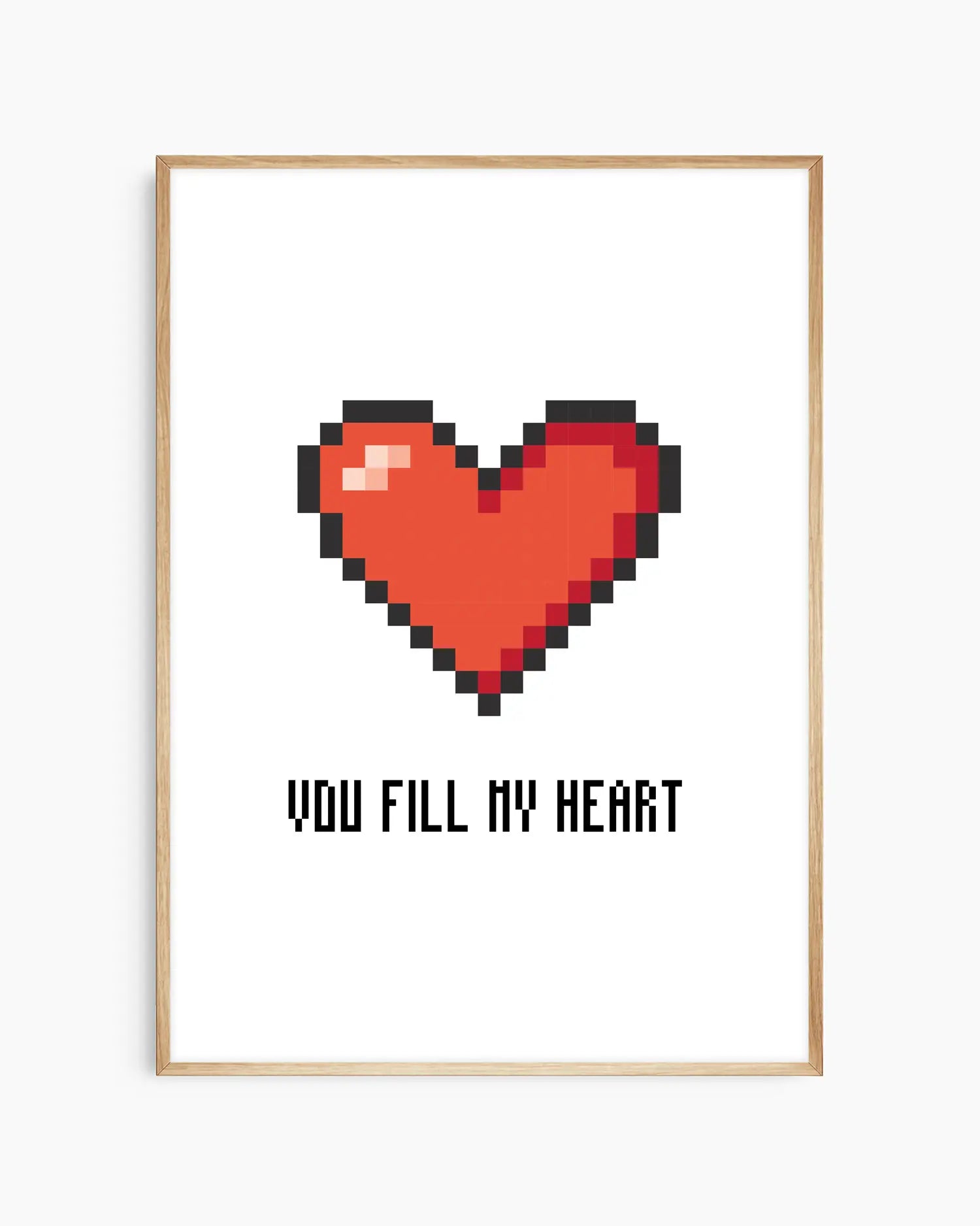 Barntavla med rött pixlat hjärta och texten "YOU FILL MY HEART" i svart, mot vit bakgrund, inramad i ekram. En naturlig och tidlös design med en mjuk kontrast.