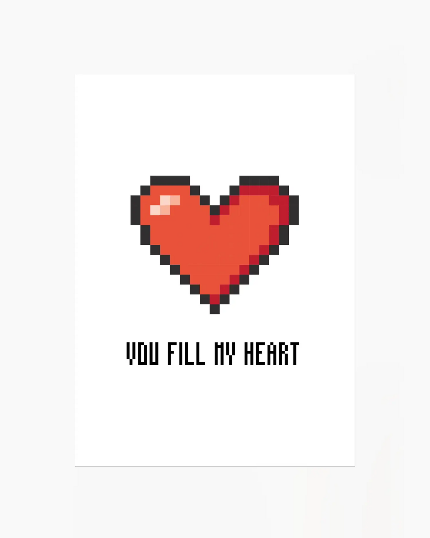 Barntavla med rött pixlat hjärta och svart text "YOU FILL MY HEART" mot vit bakgrund. En enkel och grafisk design som sprider glädje.