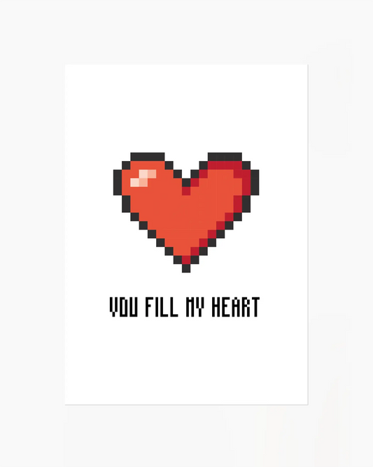 Barntavla med rött pixlat hjärta och svart text "YOU FILL MY HEART" mot vit bakgrund. En enkel och grafisk design som sprider glädje.