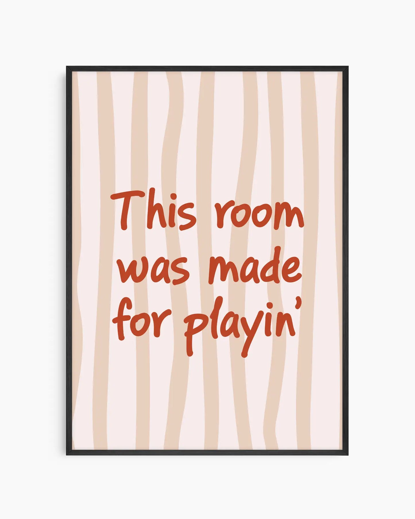 Barntavla med texten "This room was made for playin’" i röd text mot beige- och rosa randig bakgrund, inramad i svart träram. En lekfull och trendig väggdekoration för barnrum.