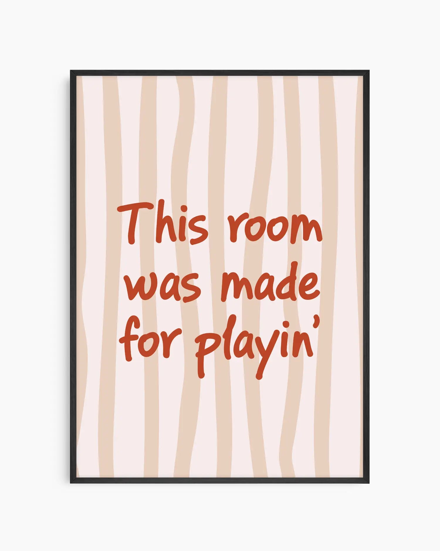 Barntavla med texten "This room was made for playin’" i röd text mot beige- och rosa randig bakgrund, inramad i svart träram. En lekfull och trendig väggdekoration för barnrum.