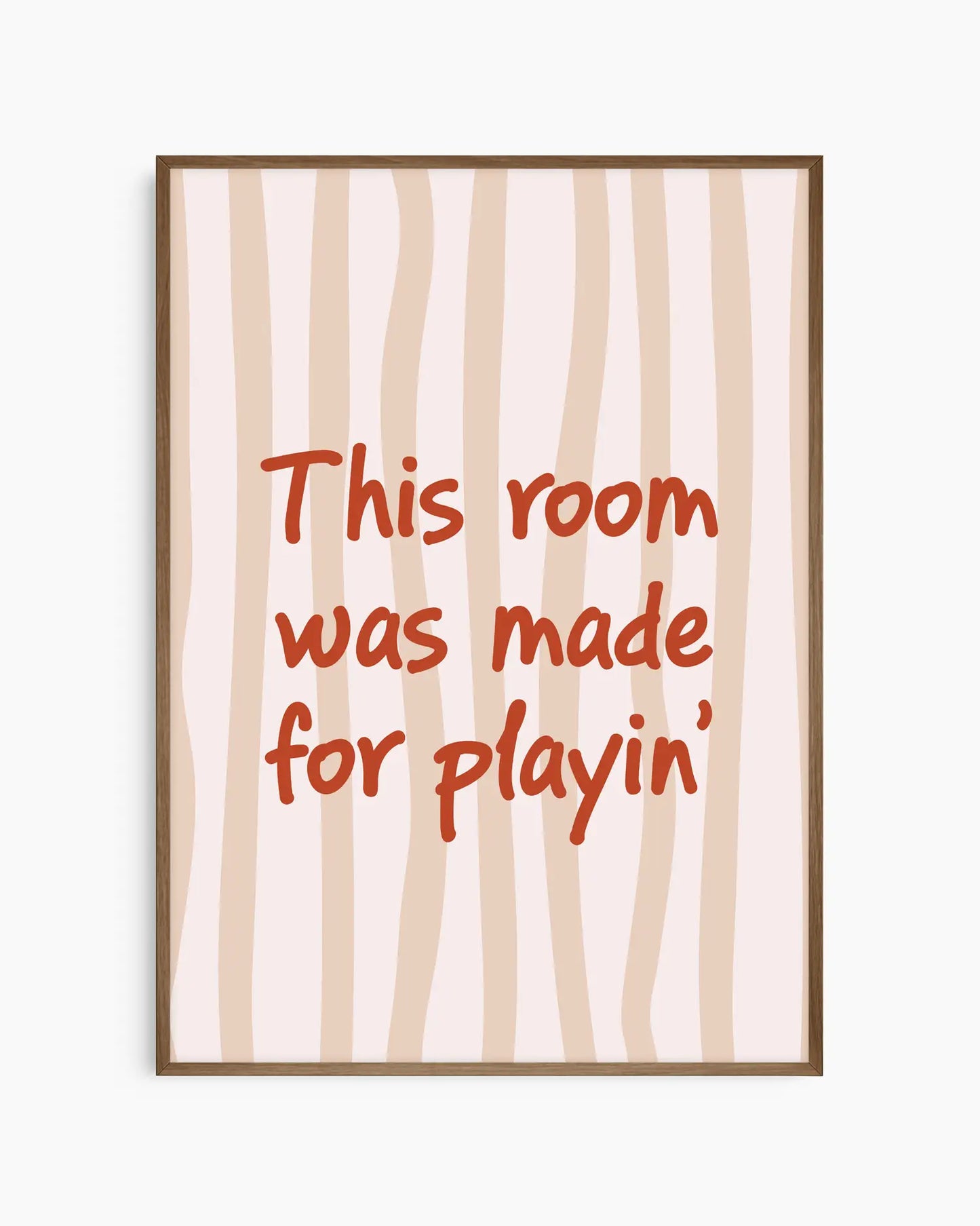 Barntavla med texten "This room was made for playin’" i rött mot ljusrandig bakgrund, inramad i mörk träram. En varm och stilren design som passar perfekt i lekrummet.