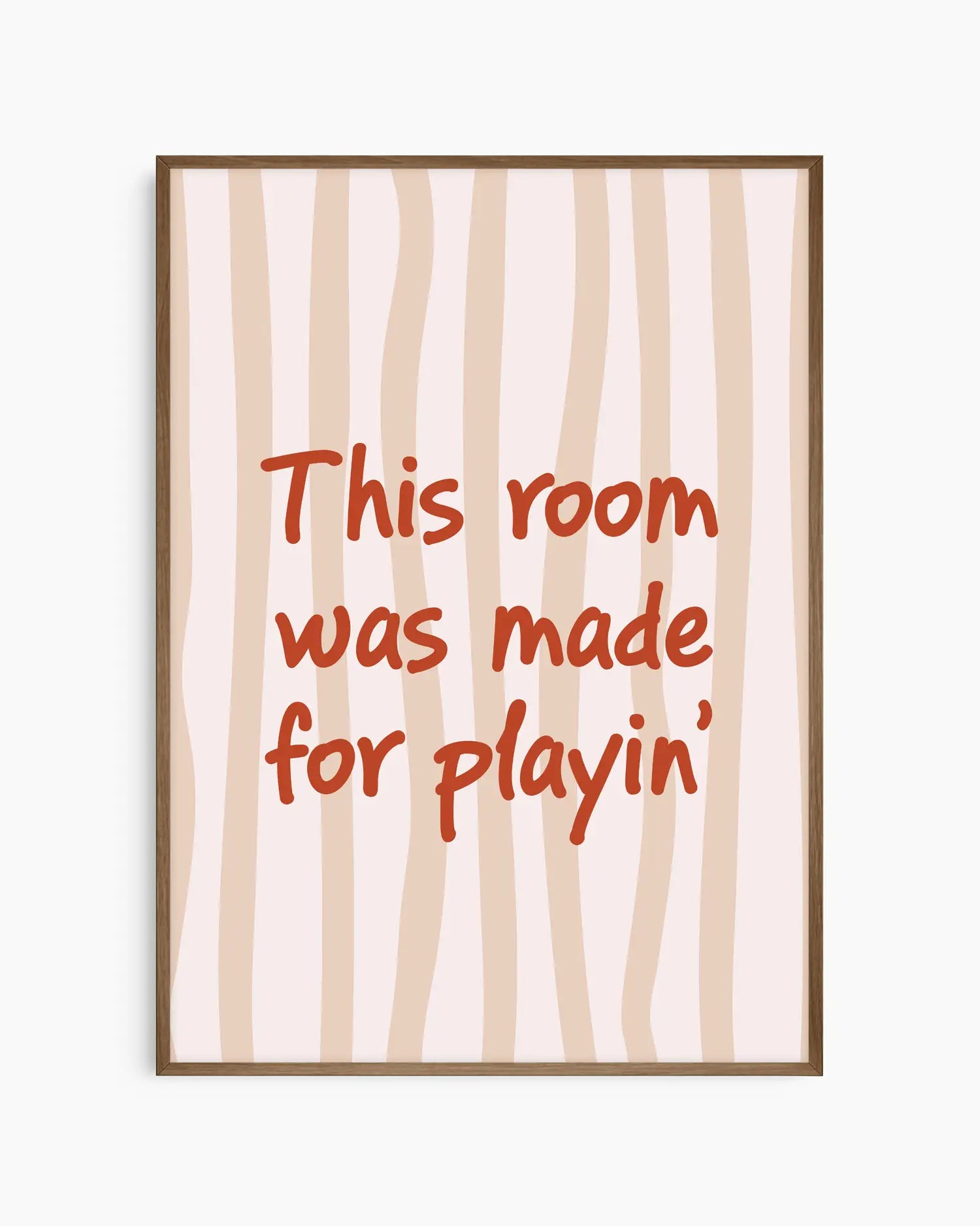 Barntavla med texten "This room was made for playin’" i rött mot ljusrandig bakgrund, inramad i mörk träram. En varm och stilren design som passar perfekt i lekrummet.