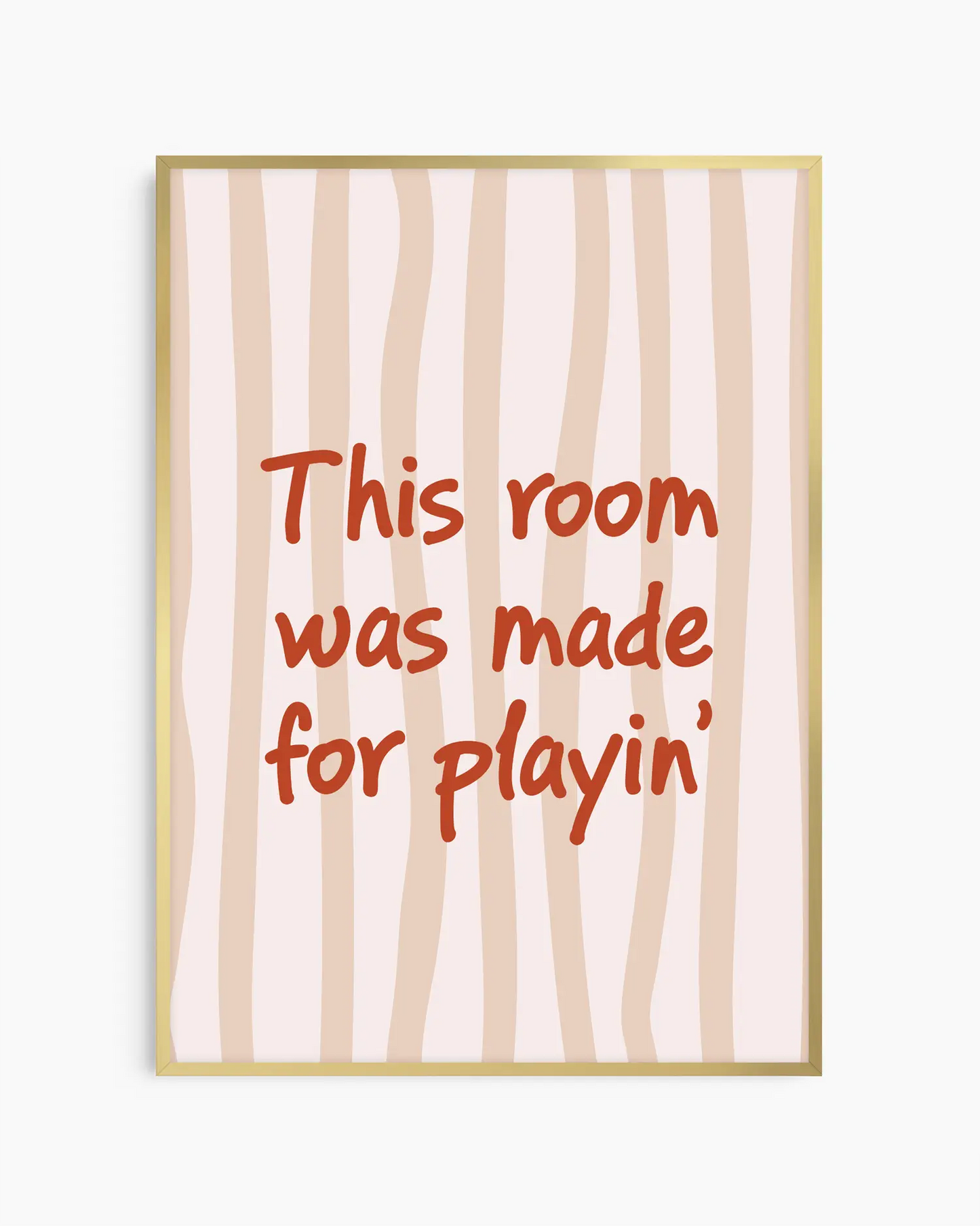 Barntavla med texten "This room was made for playin’" i röd text mot beige- och rosa randig bakgrund, inramad i guld aluminiumram. En elegant och lekfull detalj som sprider glädje.