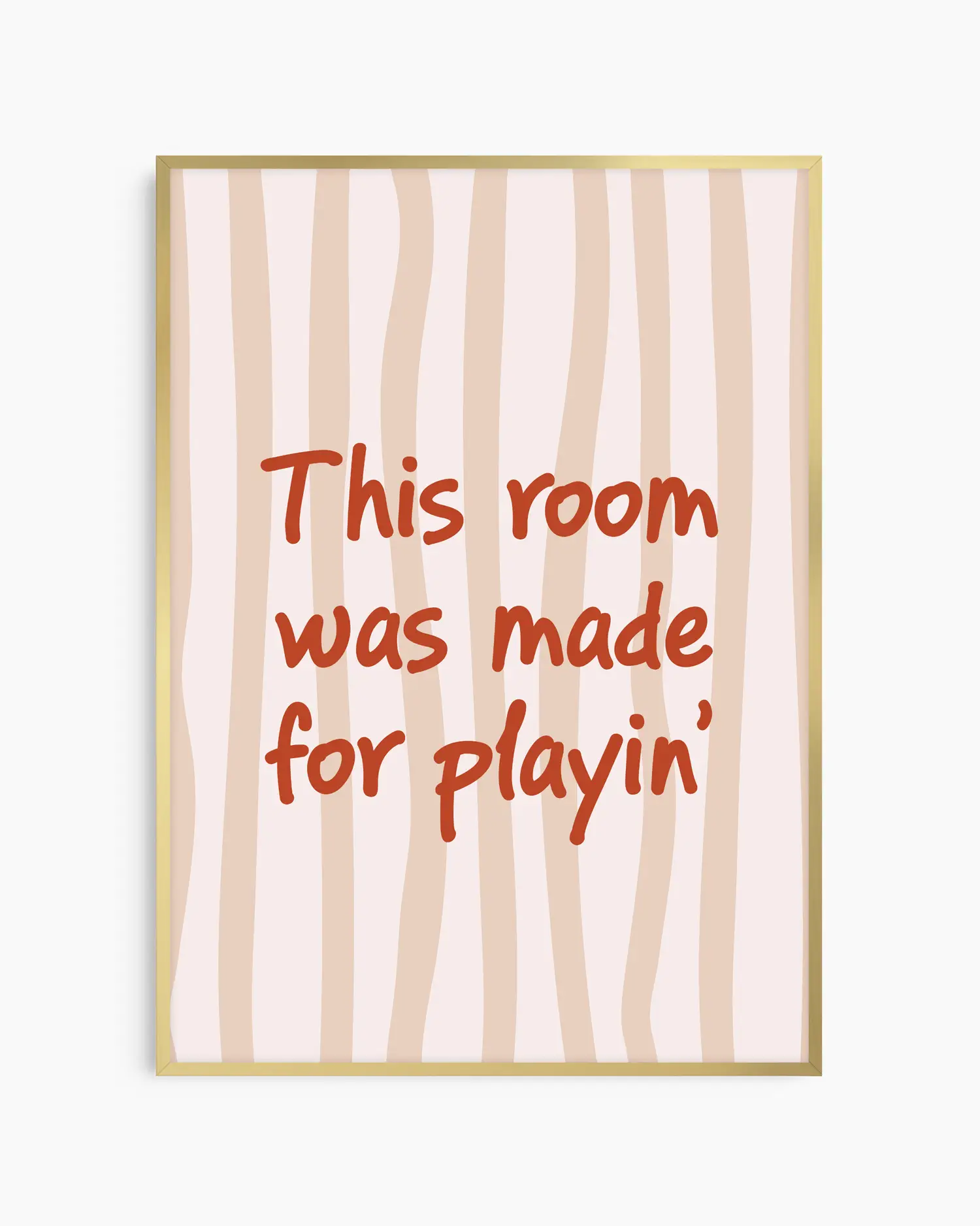 Barntavla med texten "This room was made for playin’" i röd text mot beige- och rosa randig bakgrund, inramad i guld aluminiumram. En elegant och lekfull detalj som sprider glädje.