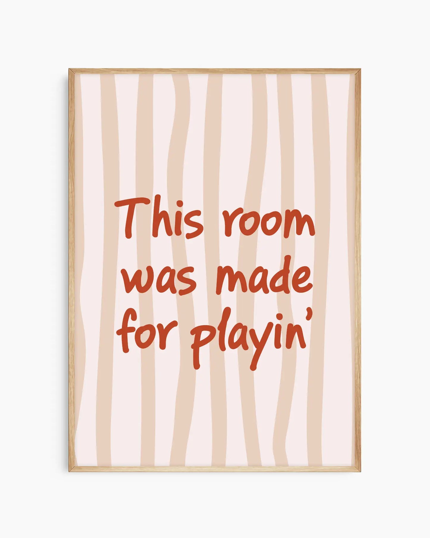 Barntavla med texten "This room was made for playin’" i röd text mot randig ljus bakgrund, inramad i ekram. En naturlig och charmig design med varm ton.