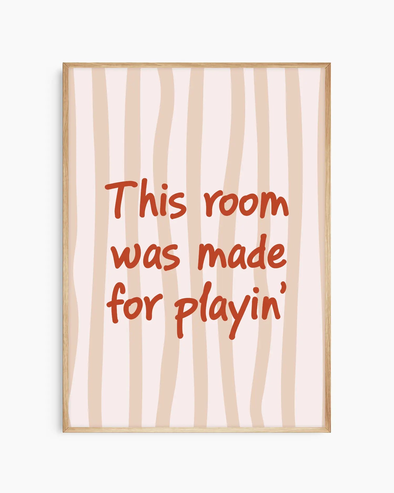 Barntavla med texten "This room was made for playin’" i röd text mot randig ljus bakgrund, inramad i ekram. En naturlig och charmig design med varm ton.