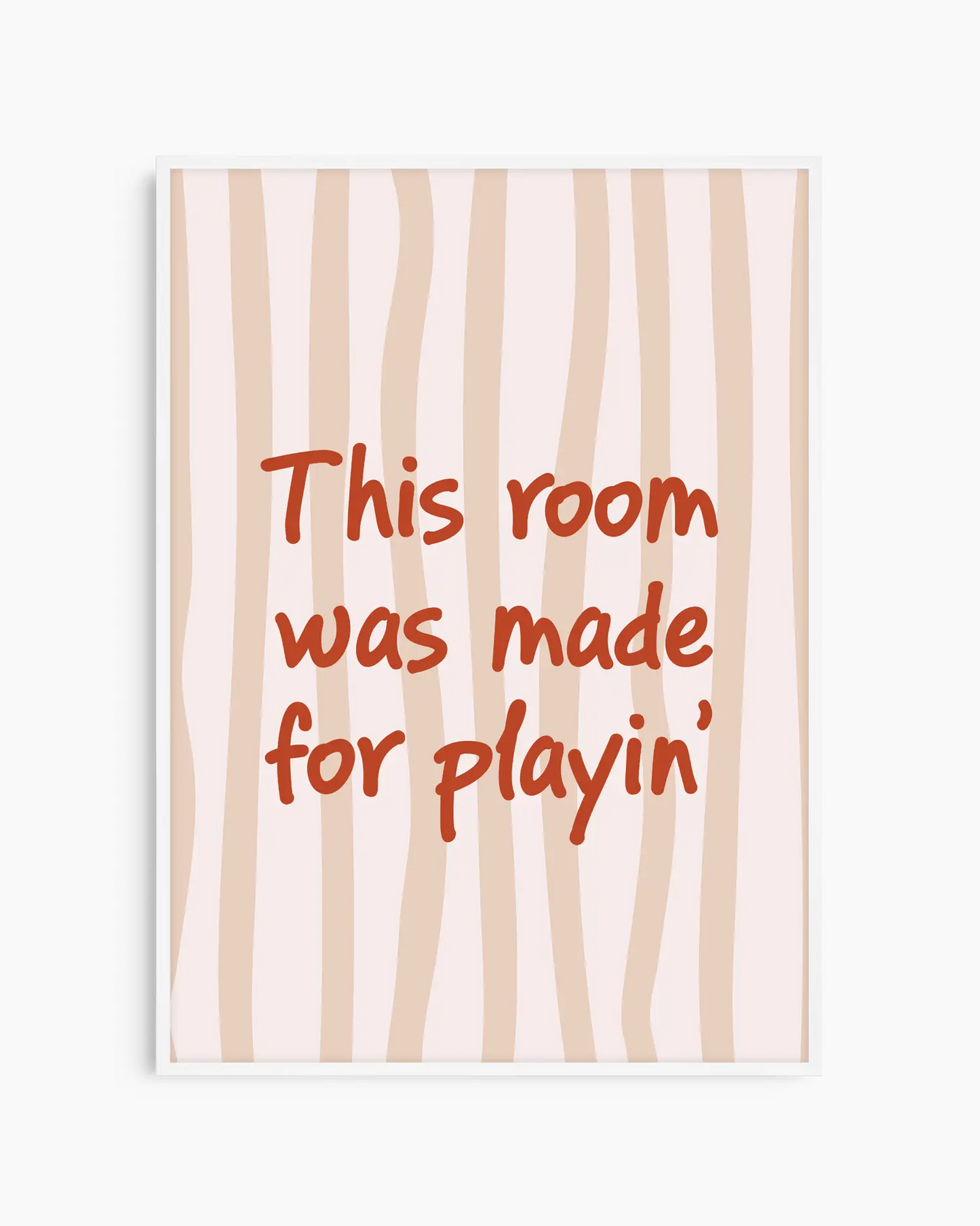 Barntavla med texten "This room was made for playin’" i rött mot ljusrandig bakgrund, inramad i vit träram. En ljus och glad tavla som passar perfekt i ett lekfullt barnrum.