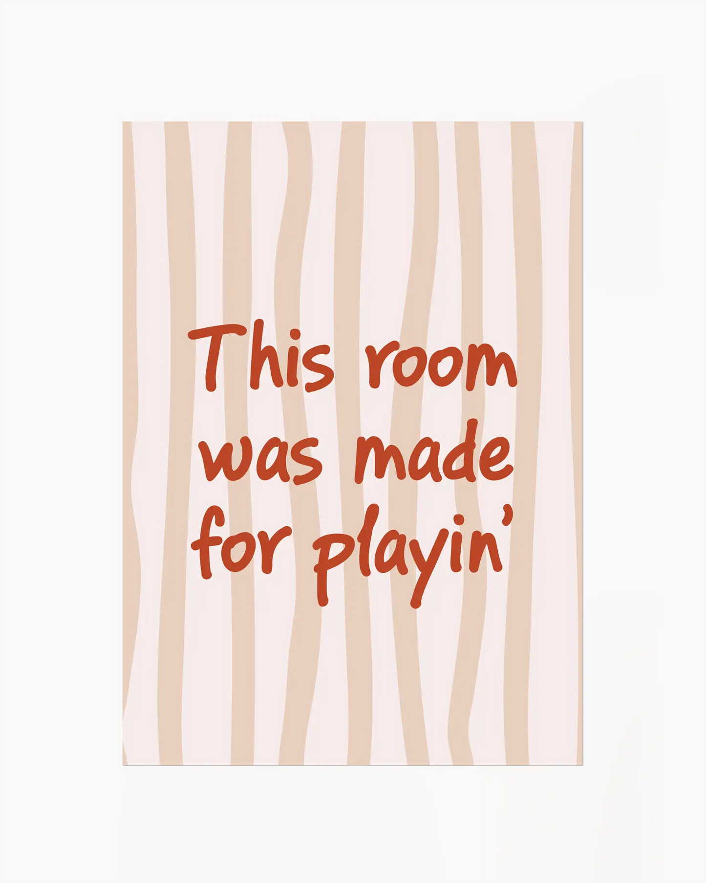 Barntavla med texten "This room was made for playin’" i röd text mot beige- och rosa randig bakgrund. En modern och charmig design som lyfter barnrummets uttryck.