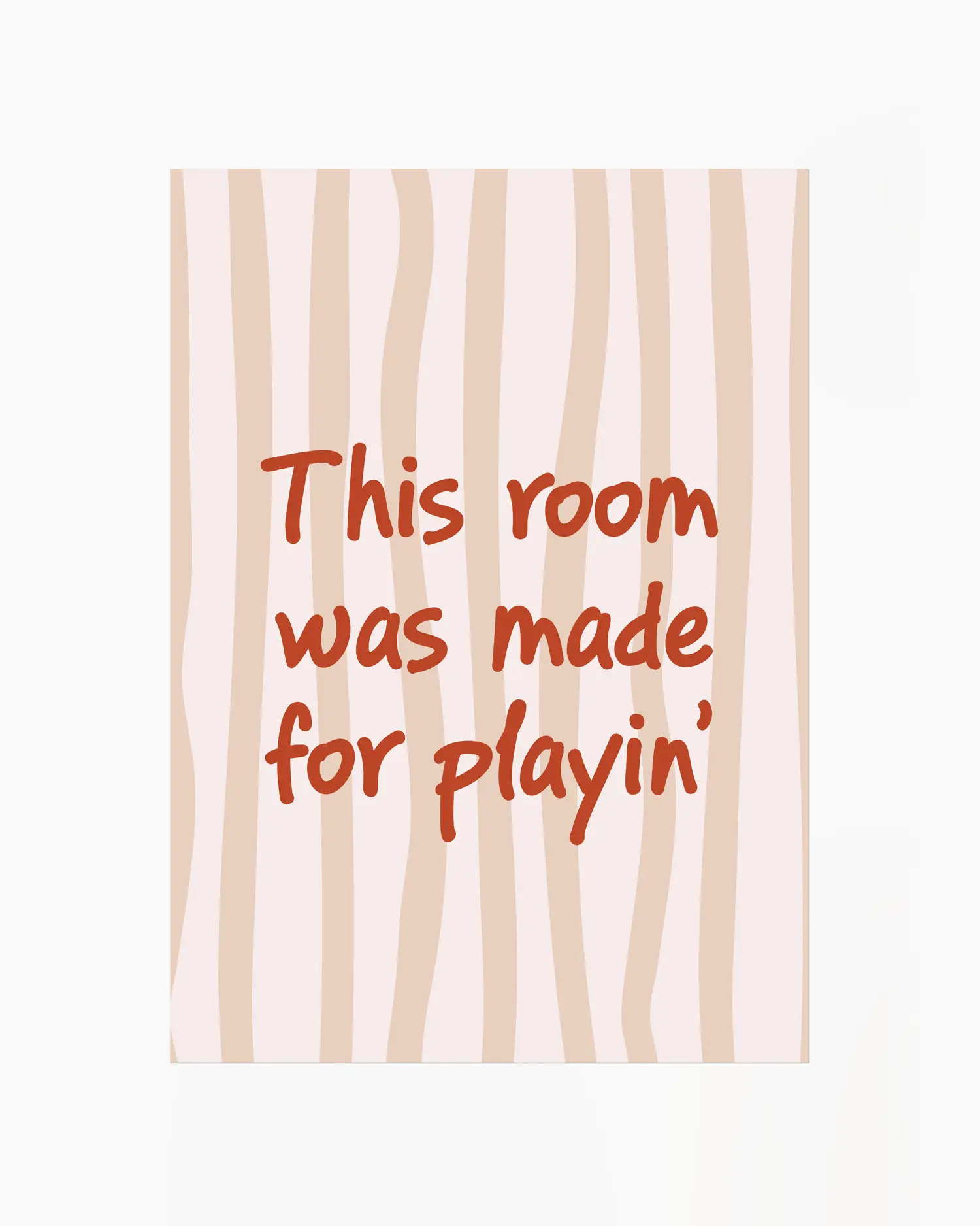 Barntavla med texten "This room was made for playin’" i röd text mot beige- och rosa randig bakgrund. En modern och charmig design som lyfter barnrummets uttryck.