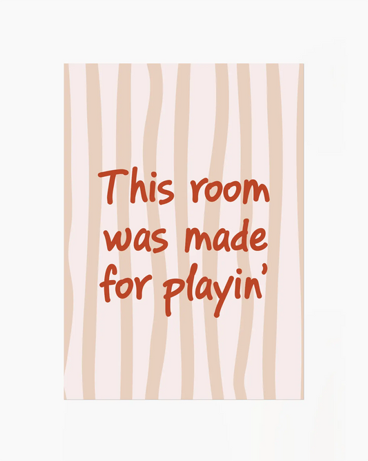 Barntavla med texten "This room was made for playin’" i röd text mot beige- och rosa randig bakgrund. En modern och charmig design som lyfter barnrummets uttryck.