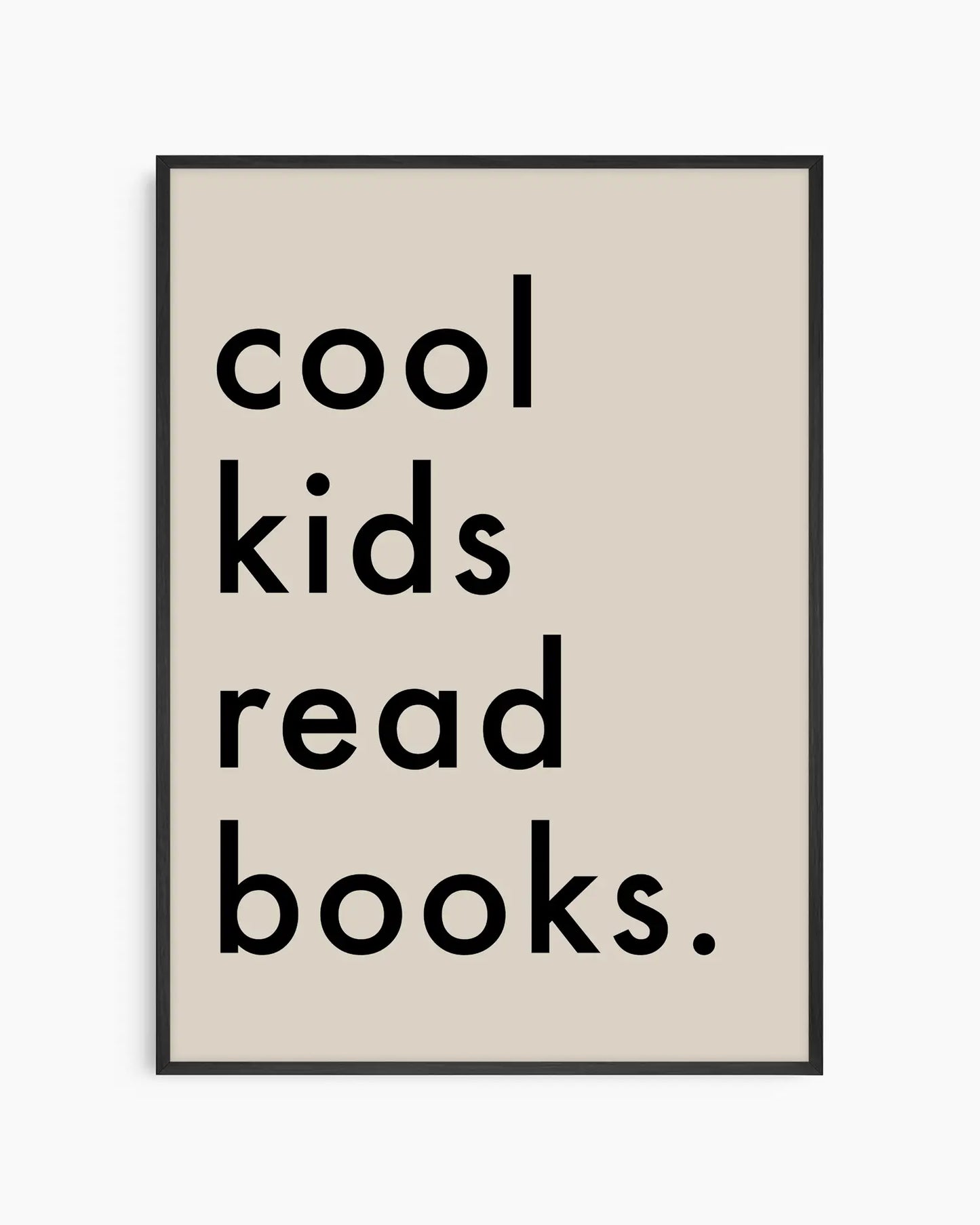 Barntavla med texten "cool kids read books." i svart mot beige bakgrund, inramad i svart träram. En modern och stilren design med ett inspirerande budskap.