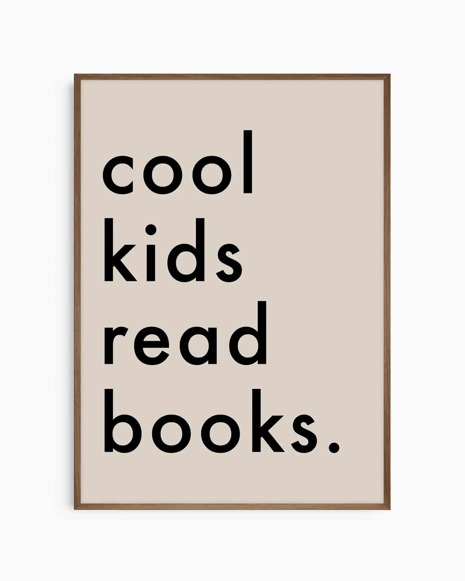 Barntavla med texten "cool kids read books." i svart text mot ljus beige bakgrund, inramad i mörk träram. En varm och minimalistisk detalj som passar perfekt i barnrummet.