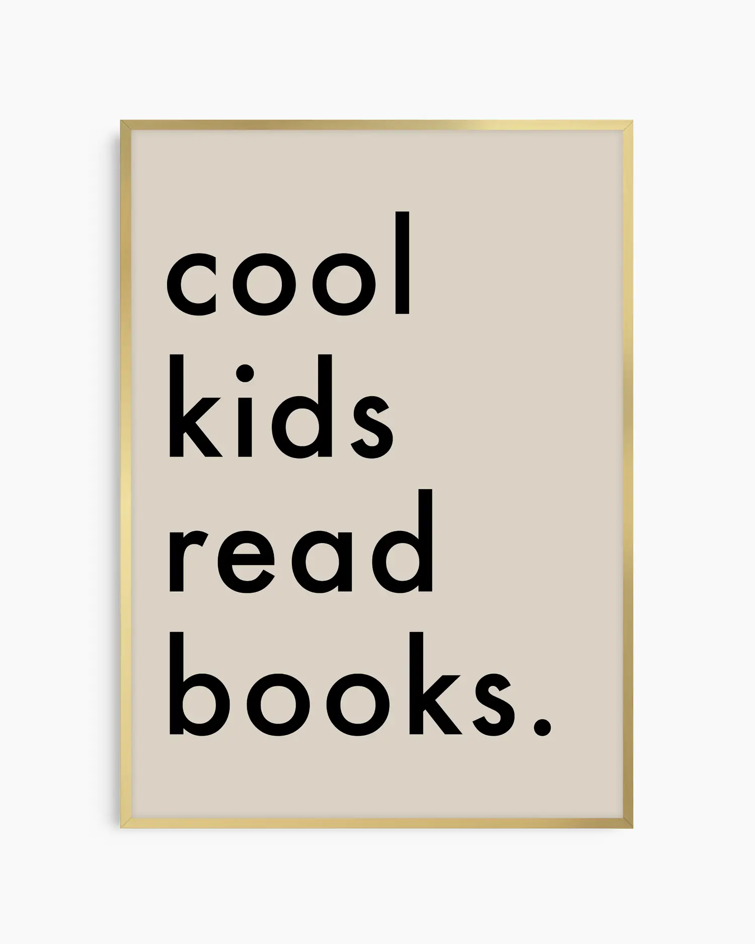 Barntavla med svart text "cool kids read books." mot beige bakgrund, inramad i guld aluminiumram. En elegant och lekfull väggdekoration med charmig attityd.
