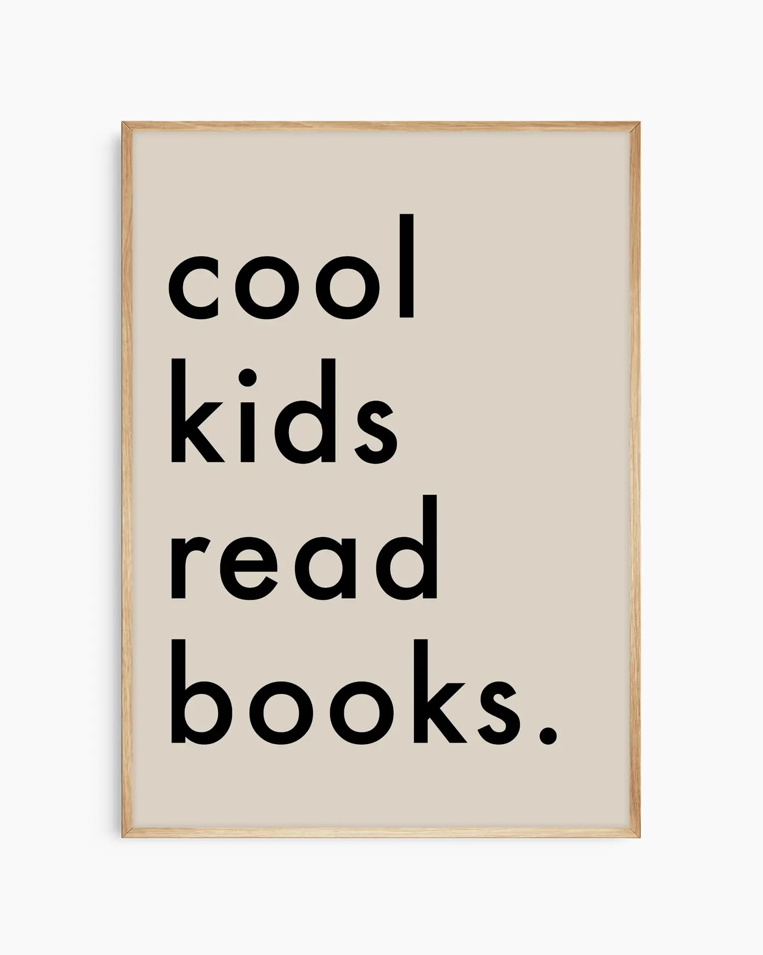 Barntavla med texten "cool kids read books." i svart mot beige bakgrund, inramad i ekram. En tidlös och naturlig design med skandinavisk känsla.