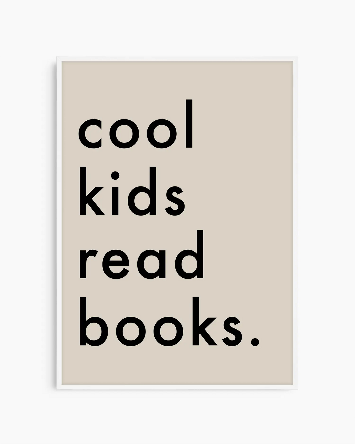 Barntavla med texten "cool kids read books." i svart mot ljus bakgrund, inramad i vit träram. En ljus och inspirerande tavla som uppmuntrar till läsglädje.