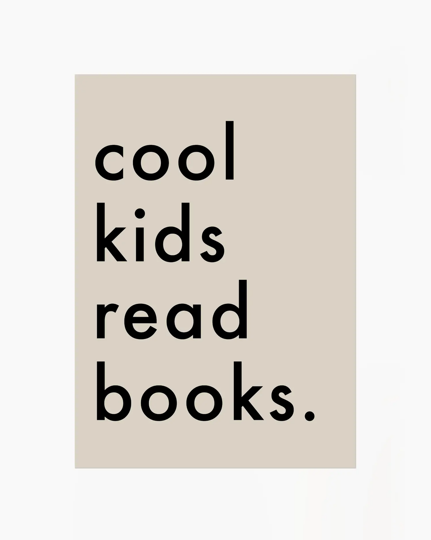 Barntavla med texten "cool kids read books." i svart text mot beige bakgrund. En enkel och inspirerande design som sprider läsglädje.