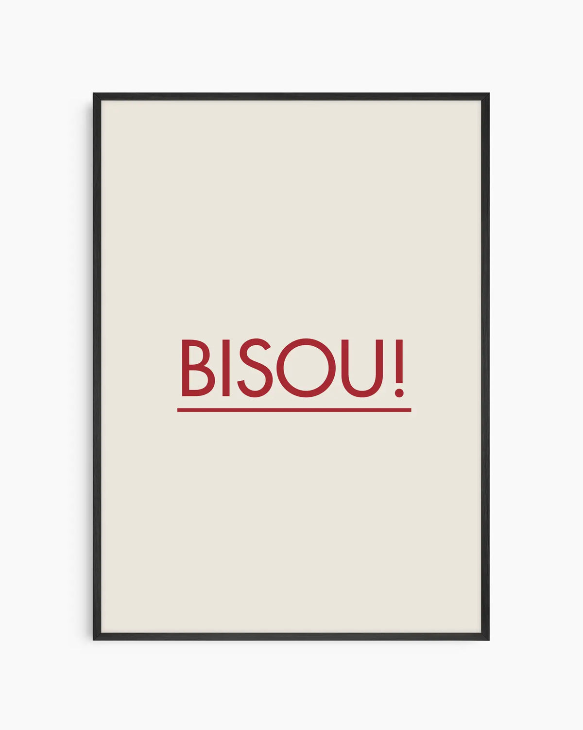 Barntavla med texten "BISOU!" i rött mot beige bakgrund, inramad i svart träram. En enkel och stilren design med fransk charm.