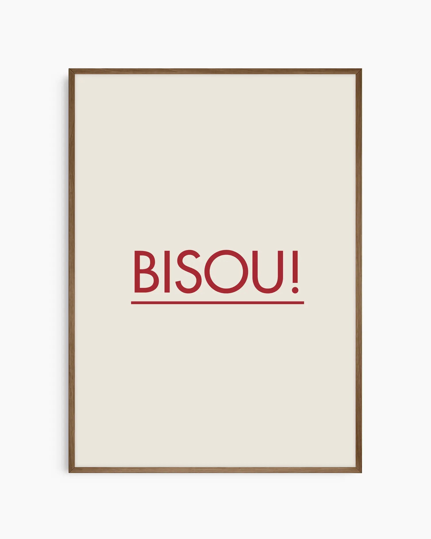 Barntavla med texten "BISOU!" i rött mot ljus bakgrund, inramad i mörk träram. En varm och elegant detalj som sprider en känsla av kärlek.