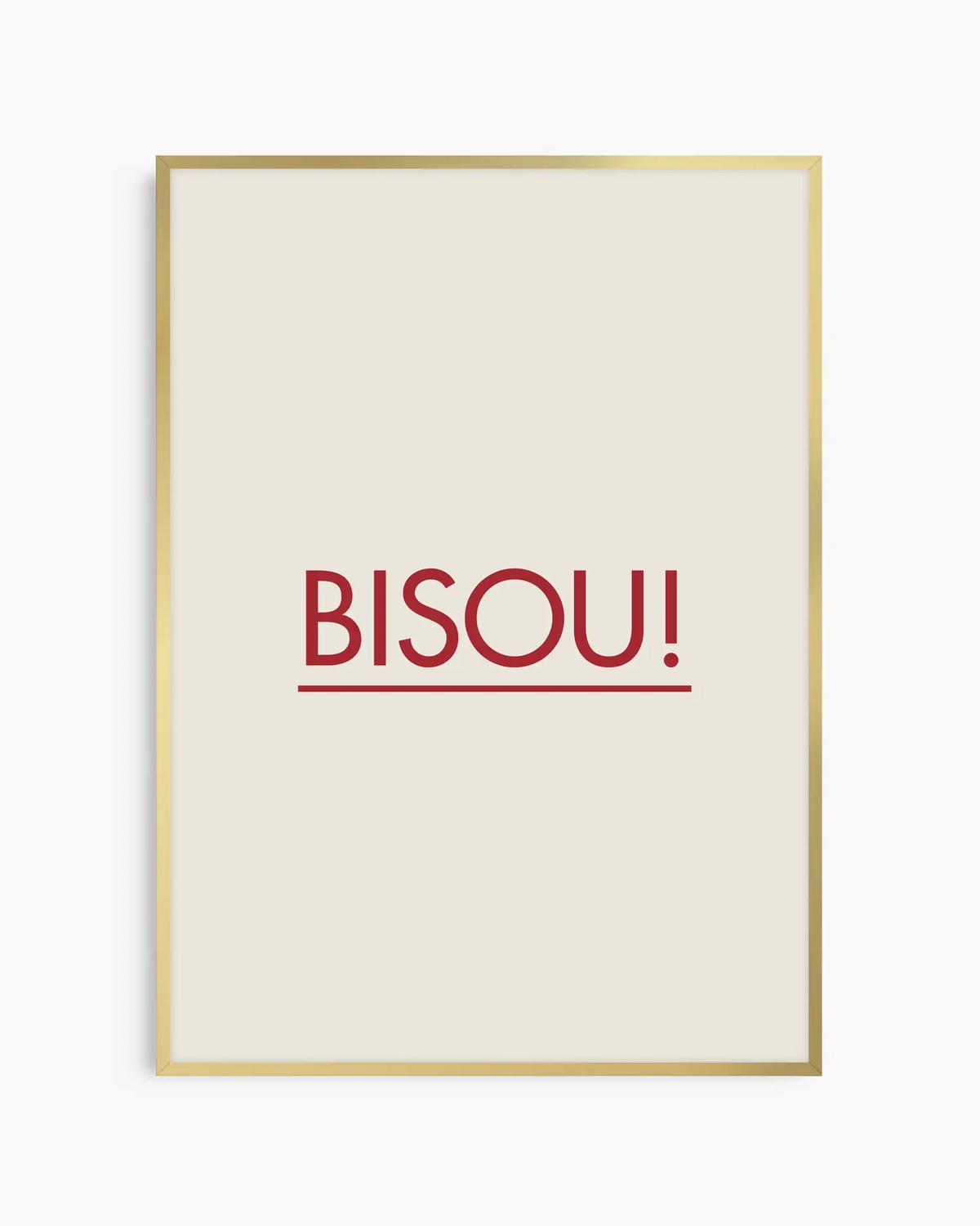 Barntavla med texten "BISOU!" i rött mot beige bakgrund, inramad i guld aluminiumram. En elegant och lekfull design med glimt av lyx.