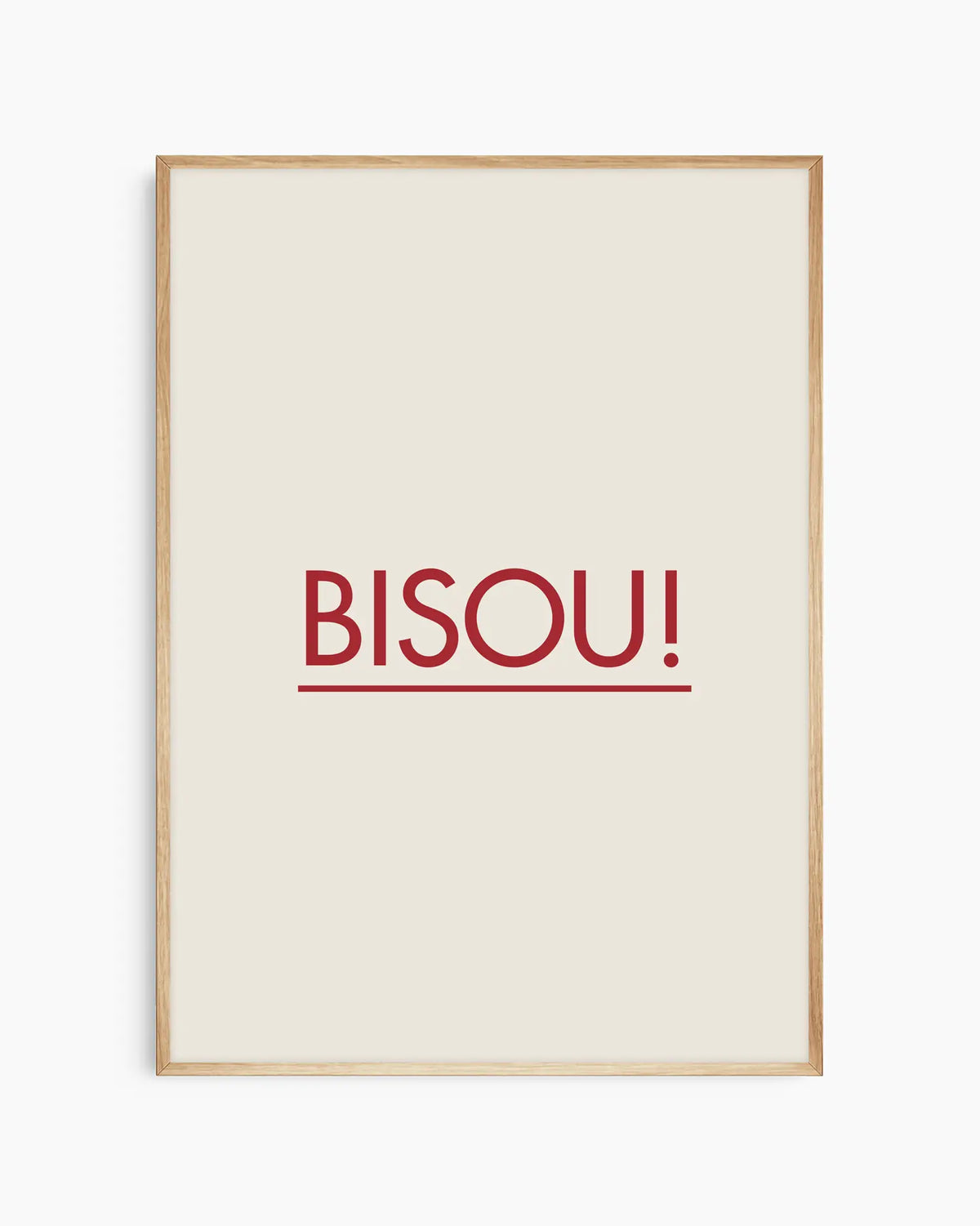 Barntavla med röd text "BISOU!" mot beige bakgrund, inramad i ekram. Den naturliga ramen framhäver den mjuka, skandinaviska stilen.
