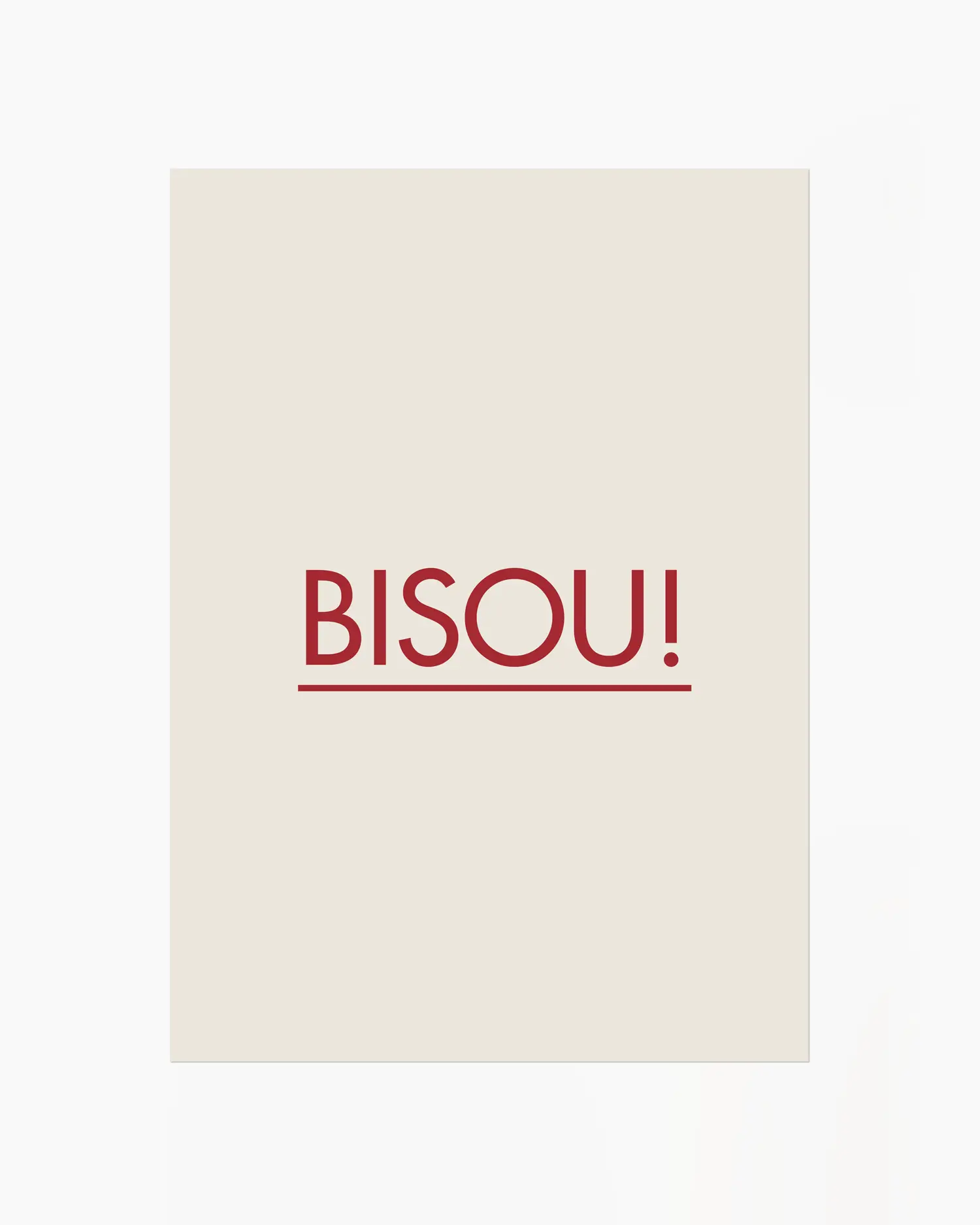 Barntavla med texten "BISOU!" i röd stil mot beige bakgrund. En enkel, stilren och lekfull design med fransk känsla.