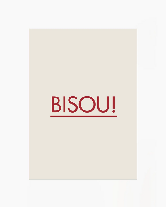 Barntavla med texten "BISOU!" i röd stil mot beige bakgrund. En enkel, stilren och lekfull design med fransk känsla.