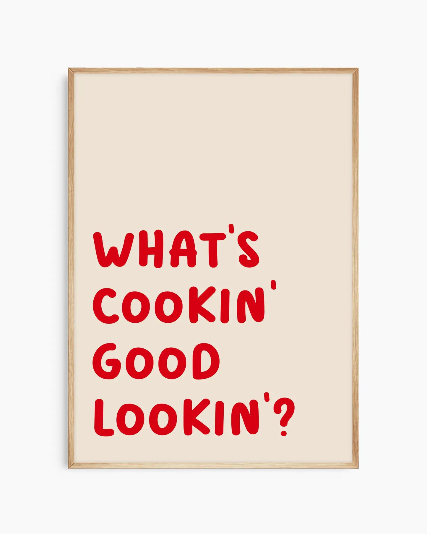 Barntavla med texten "WHAT’S COOKIN’ GOOD LOOKIN’?" i rött, inramad i ekram. Den naturliga ramen lyfter fram den mjuka färgtonen i bakgrunden.