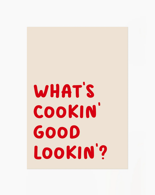 Barntavla med texten "WHAT’S COOKIN’ GOOD LOOKIN’?" i röd text mot beige bakgrund. En lekfull och enkel design som sprider värme och humor.