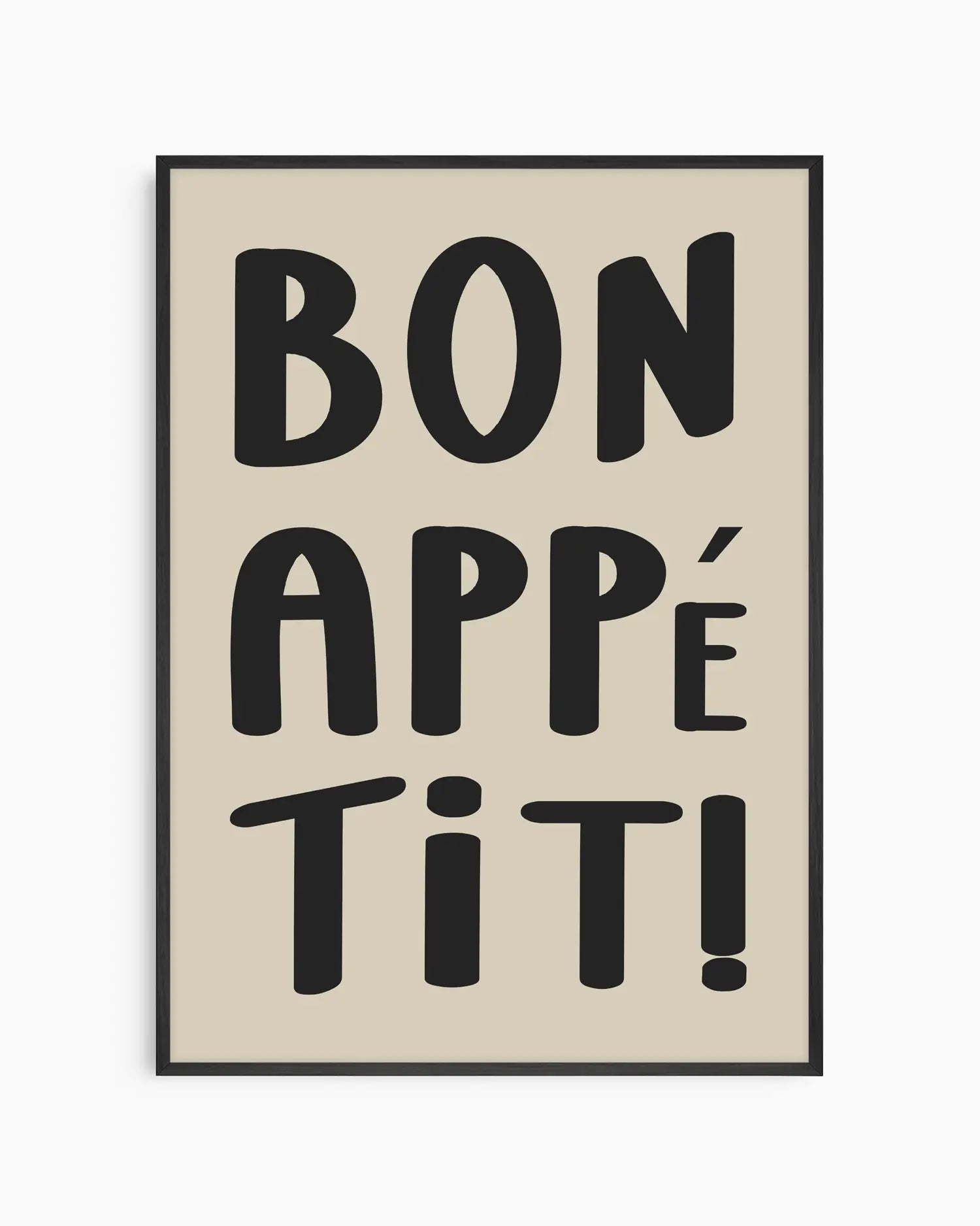 "Bon appétit!" barnrumstavla i svart ram med beige bakgrund och svarta bokstäver. En stilren och modern barntavla med fransk charm som ger rummet ett lekfullt och grafiskt uttryck.