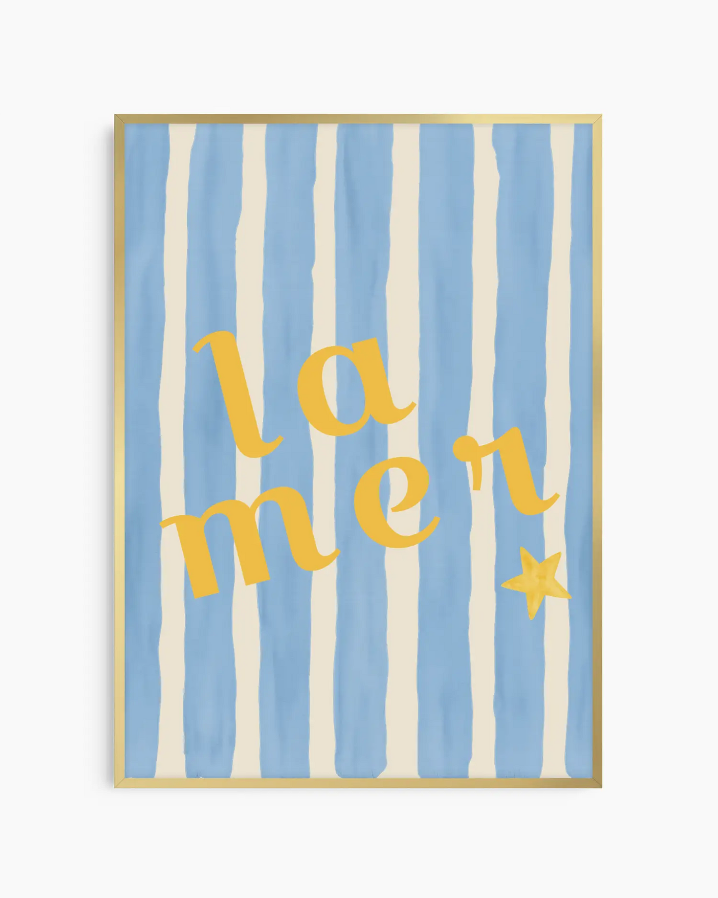 "La mer" barnrumstavla i guld aluminiumram med blå- och vitrandig bakgrund och gul text. En elegant, strandinspirerad väggdekoration som lyfter barnrum och babyrum med värme och lekfullhet.