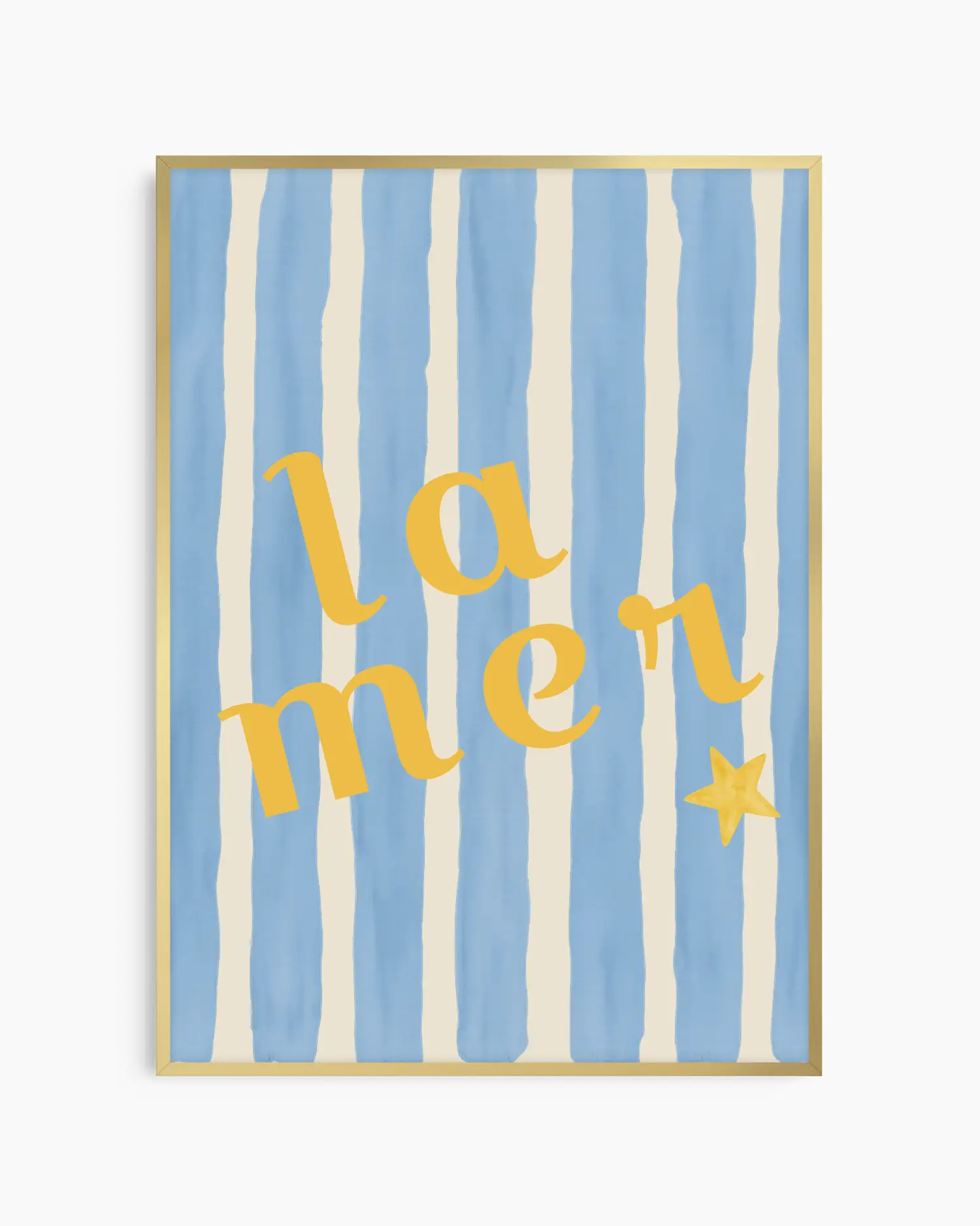 "La mer" barnrumstavla i guld aluminiumram med blå- och vitrandig bakgrund och gul text. En elegant, strandinspirerad väggdekoration som lyfter barnrum och babyrum med värme och lekfullhet.