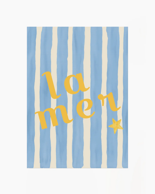 Barntavla med texten "la mer" i gult mot blå- och vitrandig bakgrund. En charmig och färgglad barnrumstavla med fransk touch – perfekt som väggkonst i barnrum med marint tema.