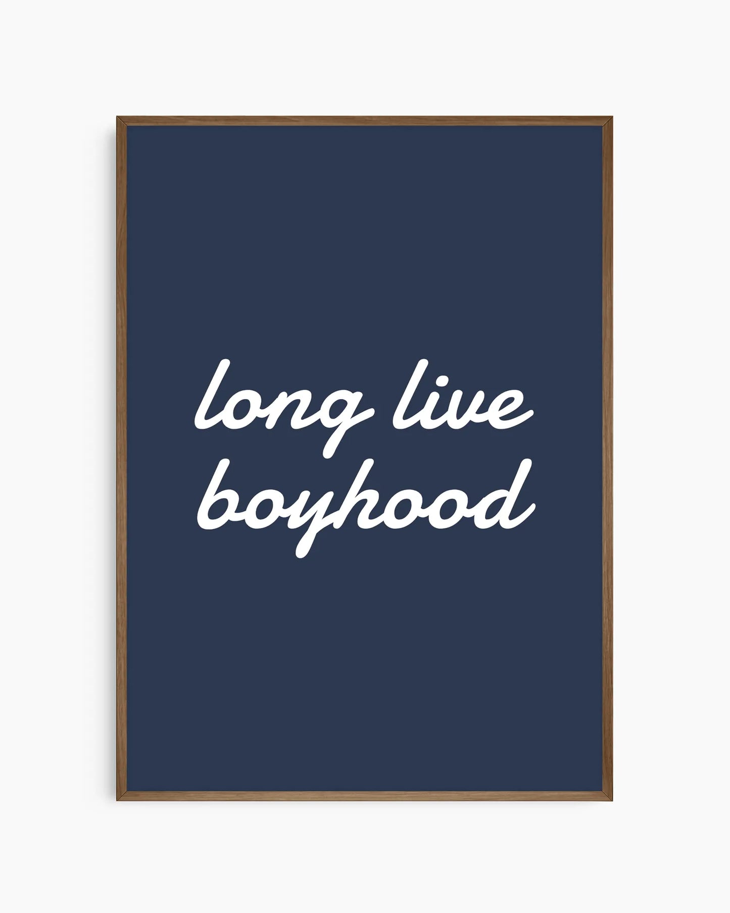 "Long live boyhood"-poster i mörk ekram där den djupblå bakgrunden framhävs med elegant kontrast. En modern och stilren väggkonst för barnrum och skandinavisk inredning.