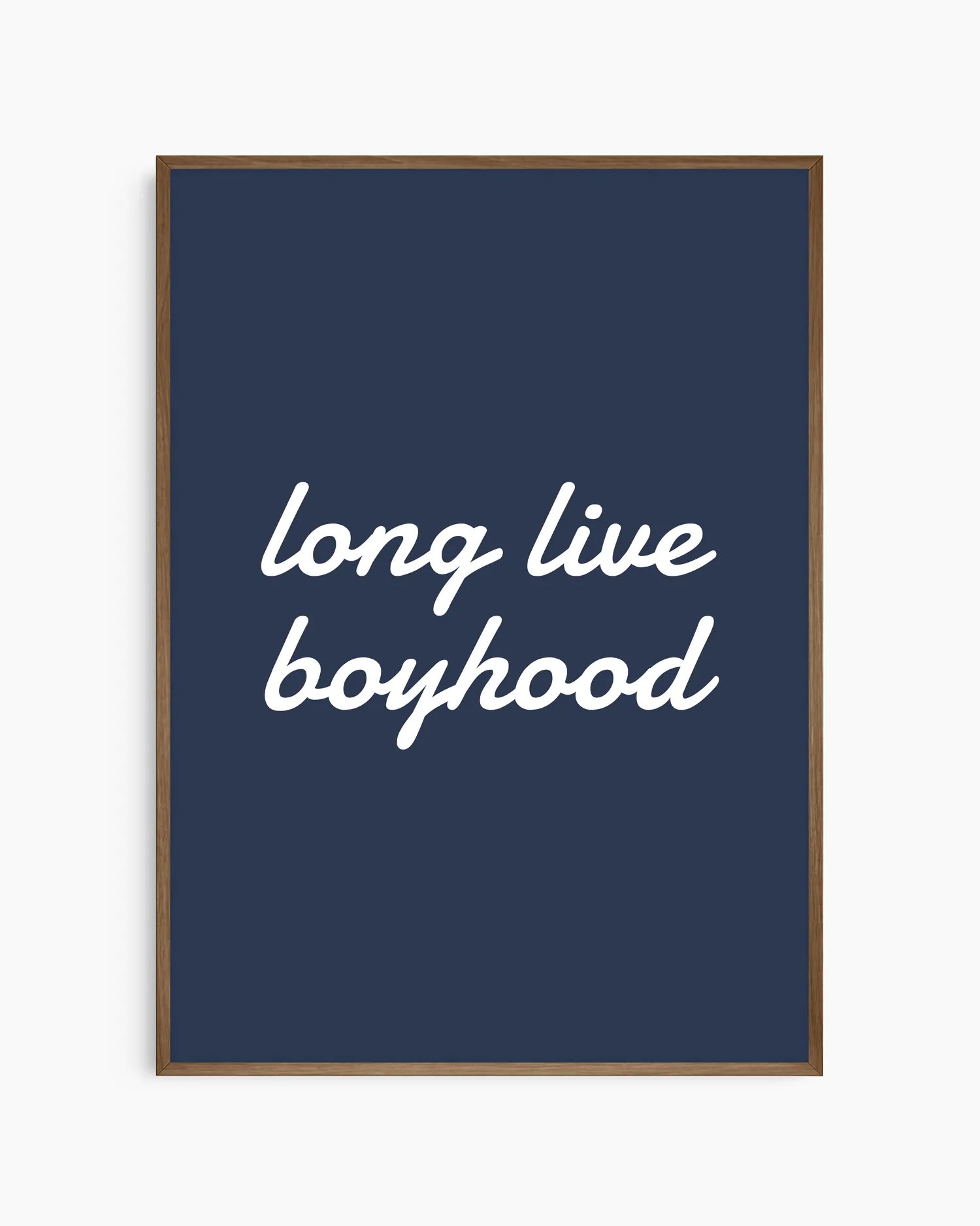 "Long live boyhood"-poster i mörk ekram där den djupblå bakgrunden framhävs med elegant kontrast. En modern och stilren väggkonst för barnrum och skandinavisk inredning.
