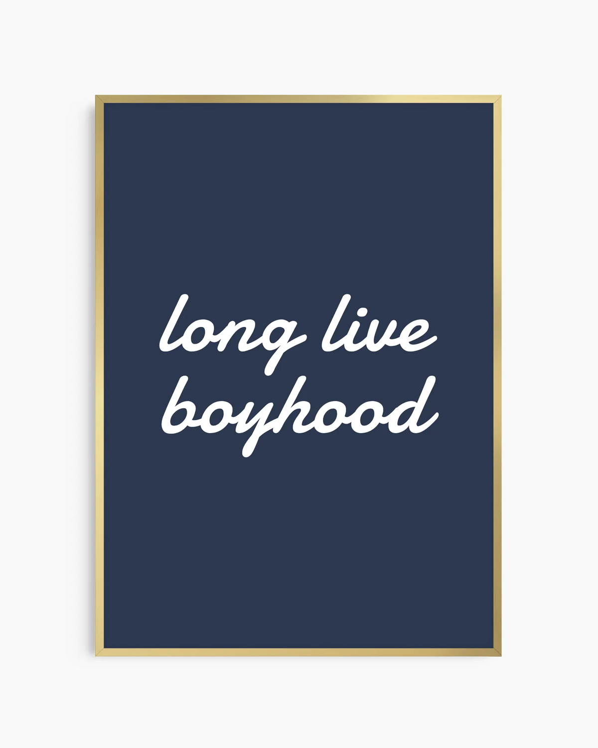 "Long live boyhood"-poster i guld aluminiumram med blå bakgrund. En elegant och tidlös väggkonst som tillför värme och personlighet i barnrum, lekrum eller hemmets mysiga hörn.