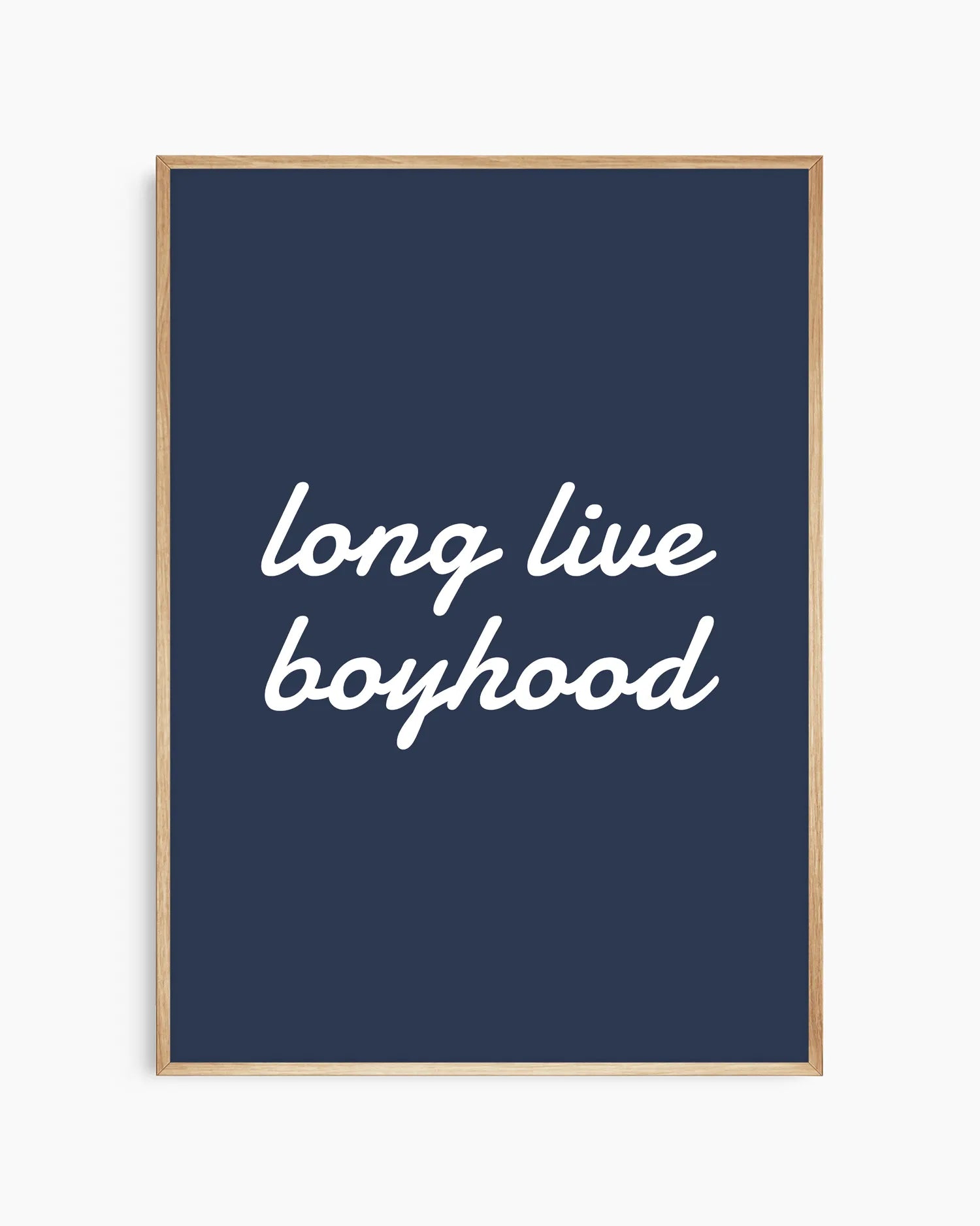 "Long live boyhood"-poster i ekram med marinblå bakgrund och vit handskriven text. En klassisk och tidlös väggposter som passar perfekt i pojkrum med naturliga och varma färgtoner.