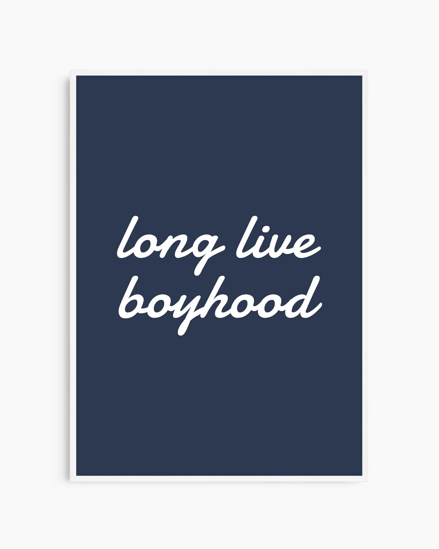 "Long live boyhood"-poster i vit ram med blå bakgrund och vit text. En ljus och mjuk väggposter som skapar en rofylld atmosfär i barnrum eller sovrum med skandinavisk känsla.