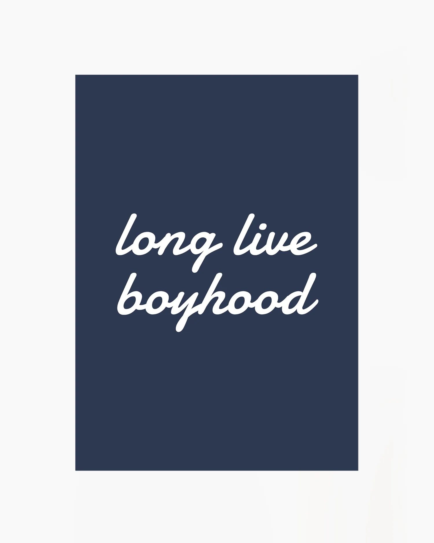 "Long live boyhood"-poster med vit text på marinblå bakgrund. En stilren typografiposter som förmedlar lekfullhet och värme – perfekt som väggkonst i barnrum eller som present till en liten pojke.