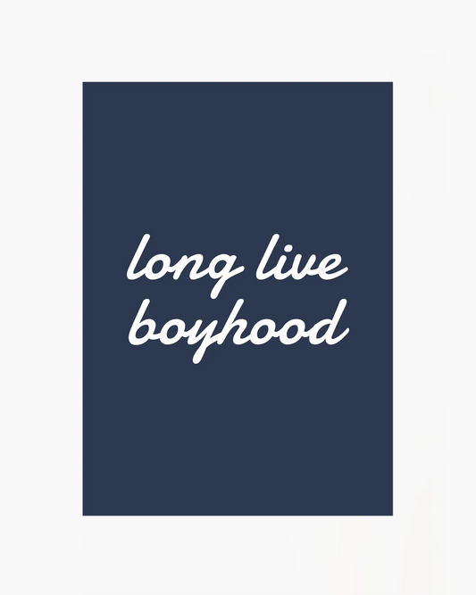"Long live boyhood"-poster med vit text på marinblå bakgrund. En stilren typografiposter som förmedlar lekfullhet och värme – perfekt som väggkonst i barnrum eller som present till en liten pojke.