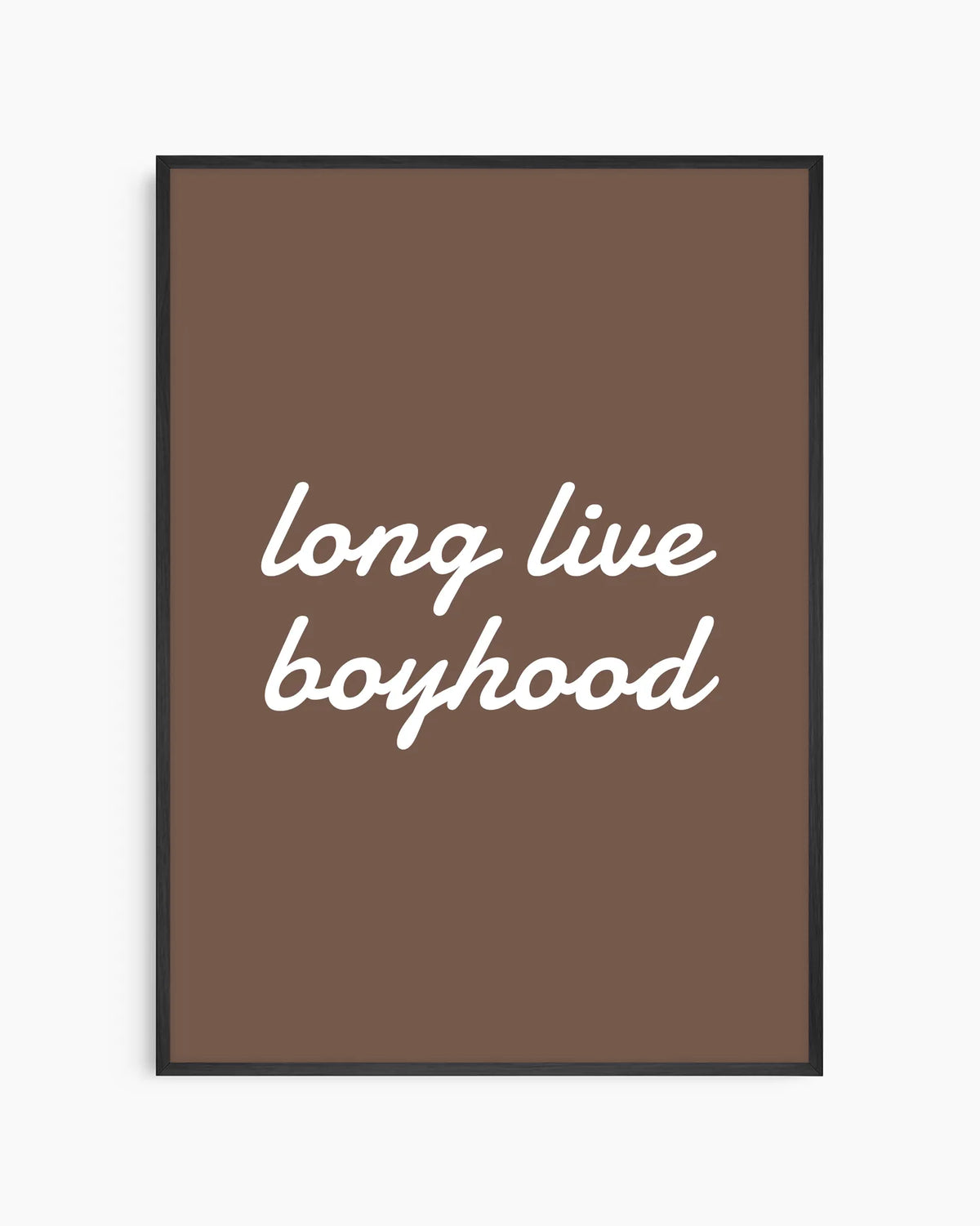 "Long live boyhood"-poster i svart ram på vit bakgrund. Grafisk och modern väggkonst med tydlig kontrast, idealisk för minimalistiska hem och trendiga barnrum.