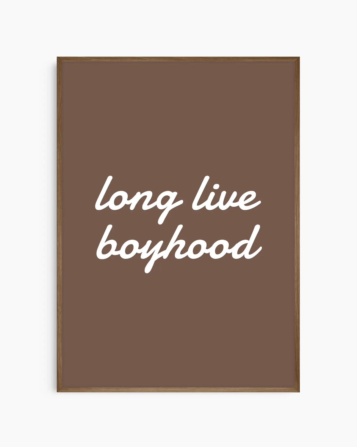 "Long live boyhood"-poster i mörk ekram mot vit vägg. Minimalistisk typografiposter i jordnära bruna nyanser – en tidlös detalj till barnrum, lekrum eller familjehem med varm inredningsstil.