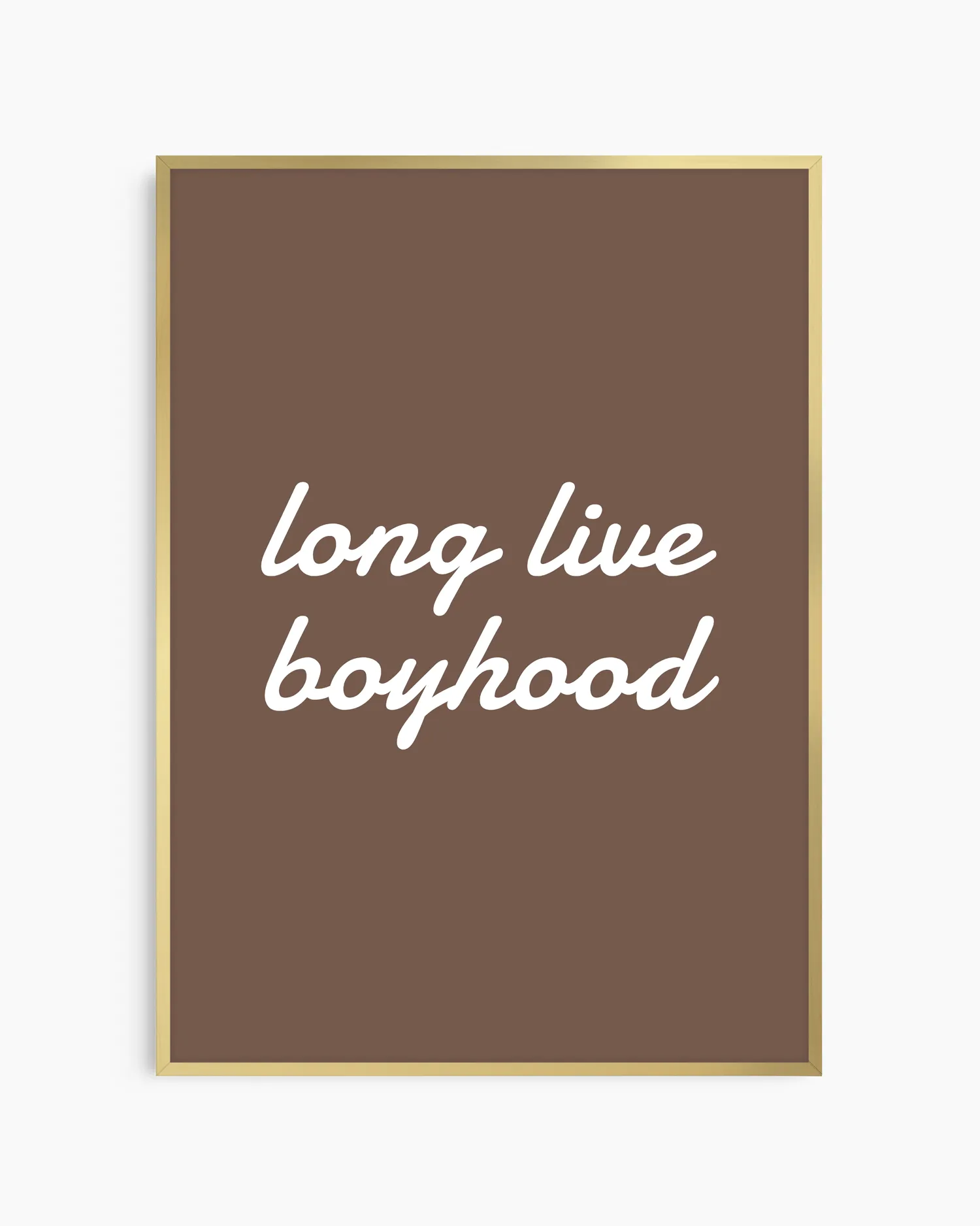 "Long live boyhood"-poster i elegant guld aluminiumram som tillför värme och exklusiv känsla till barnrummet. En modern väggposter i bruna toner för en tidlös och kärleksfull inredning.