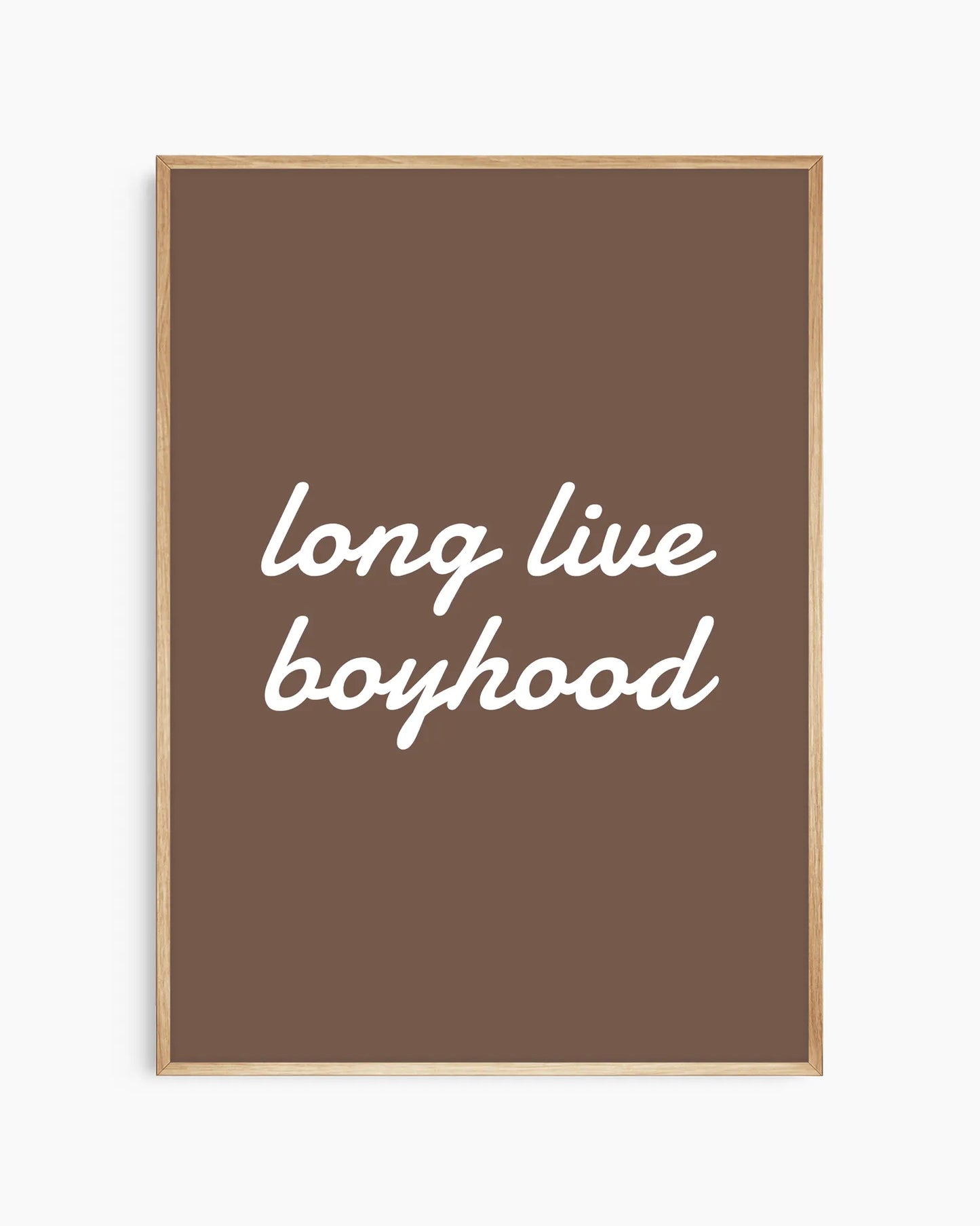 "Long live boyhood"-poster i ekram mot vit vägg. Minimalistisk typografiposter i jordnära bruna nyanser – en tidlös detalj till barnrum, lekrum eller familjehem med varm inredningsstil.