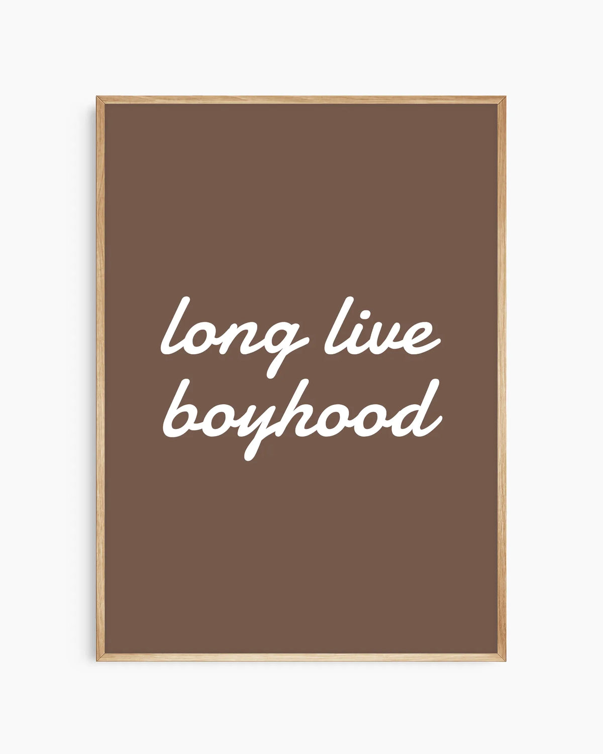 "Long live boyhood"-poster i ekram mot vit vägg. Minimalistisk typografiposter i jordnära bruna nyanser – en tidlös detalj till barnrum, lekrum eller familjehem med varm inredningsstil.