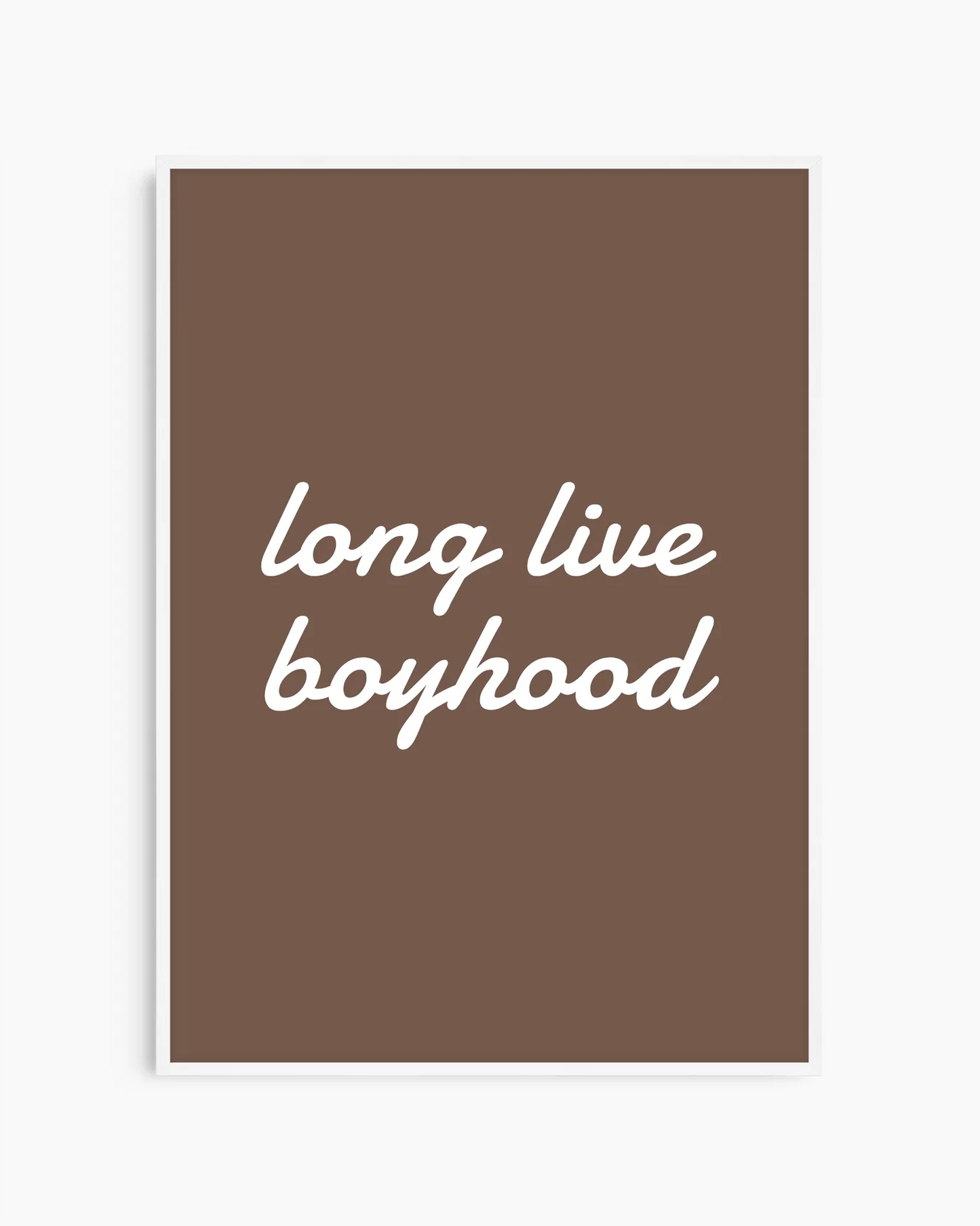 "Long live boyhood"-poster i vit ram på ljus vägg. Modern och stilren textposter i brunt och vitt som passar perfekt i skandinavisk barninredning eller som personlig gåva till en liten pojke.