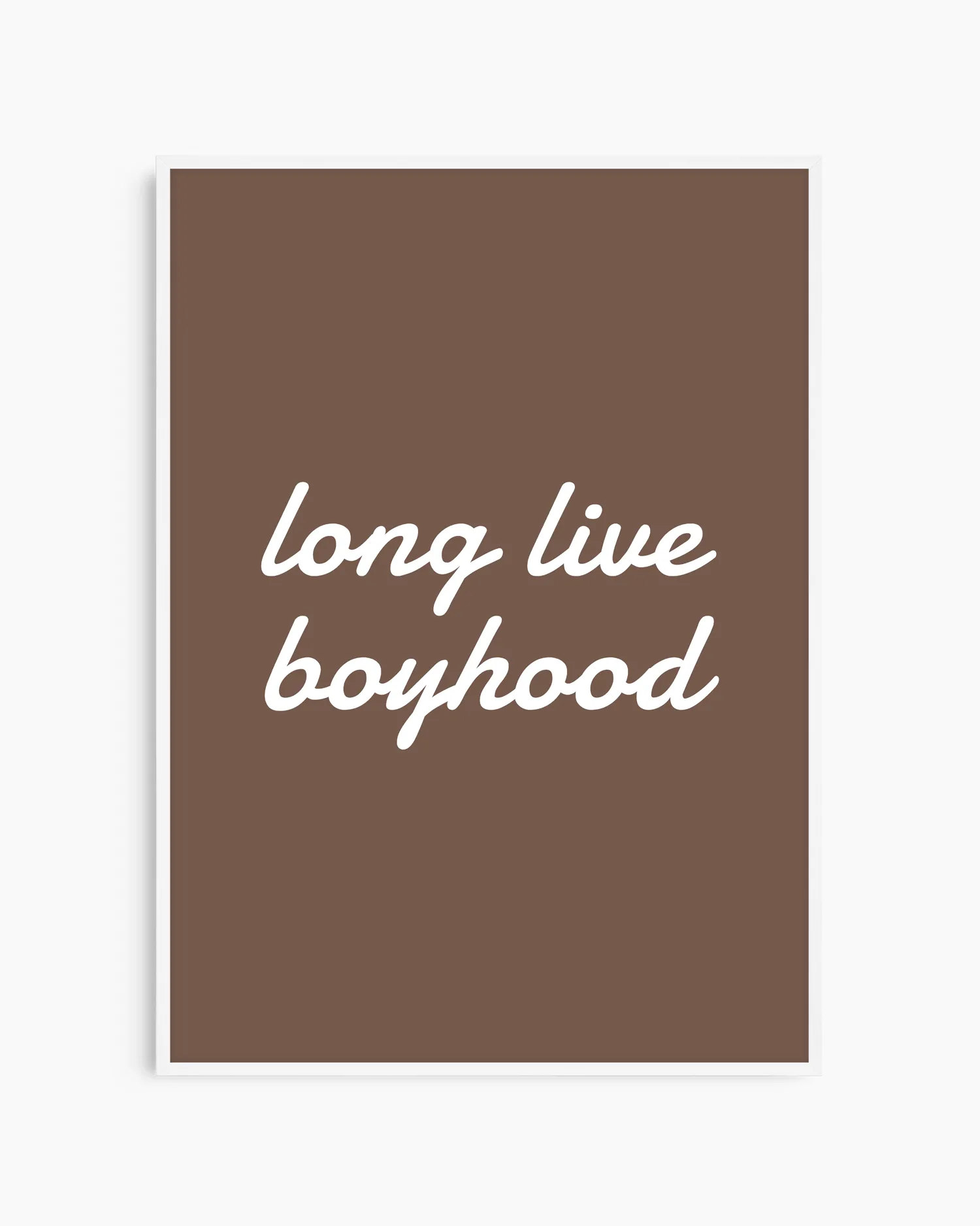 "Long live boyhood"-poster i vit ram på ljus vägg. Modern och stilren textposter i brunt och vitt som passar perfekt i skandinavisk barninredning eller som personlig gåva till en liten pojke.