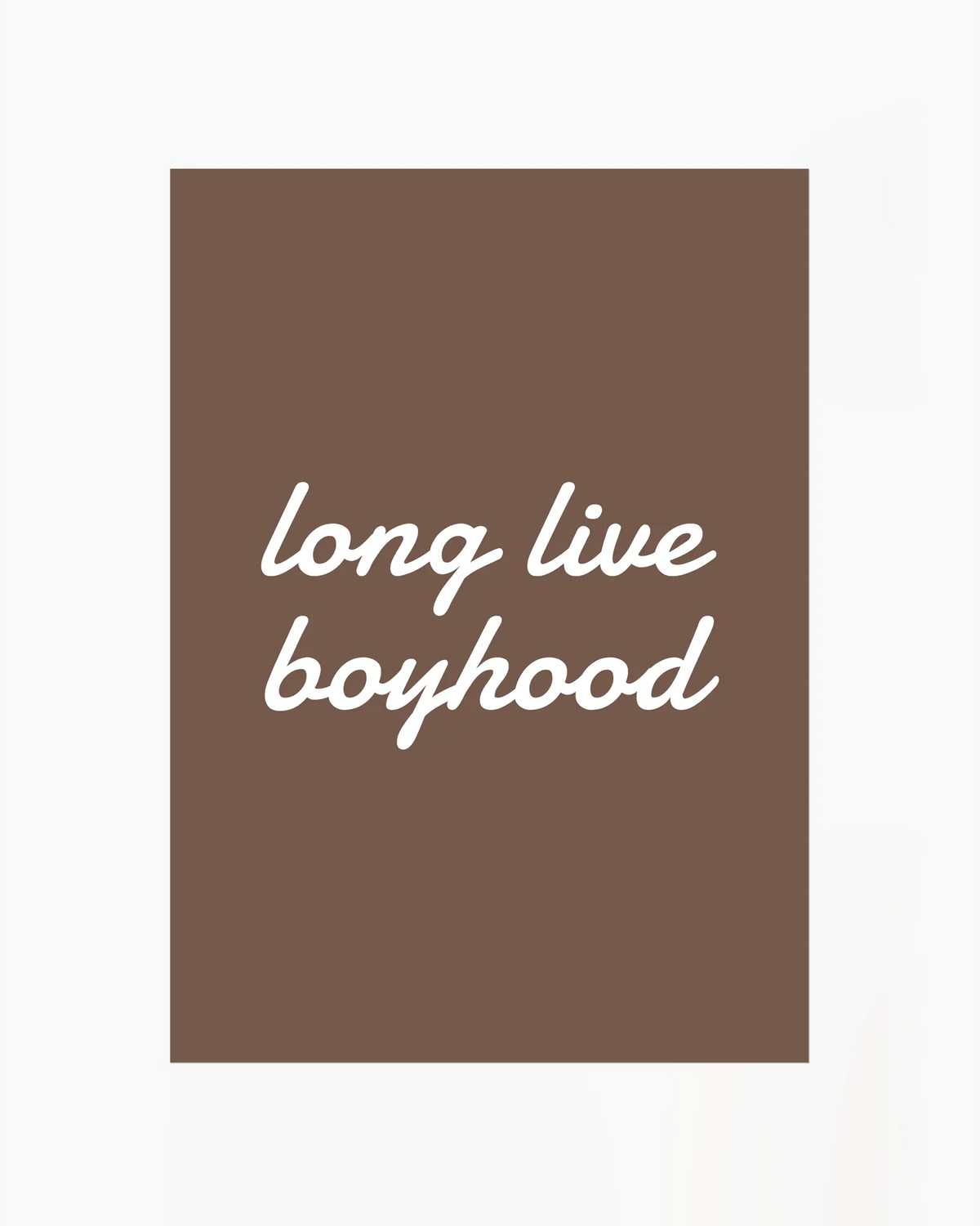 "Long live boyhood"-poster på brun bakgrund. Grafisk och modern väggkonst med tydlig kontrast, idealisk för minimalistiska hem och trendiga barnrum.