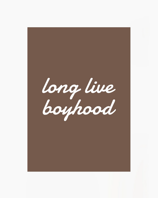 "Long live boyhood"-poster på brun bakgrund. Grafisk och modern väggkonst med tydlig kontrast, idealisk för minimalistiska hem och trendiga barnrum.