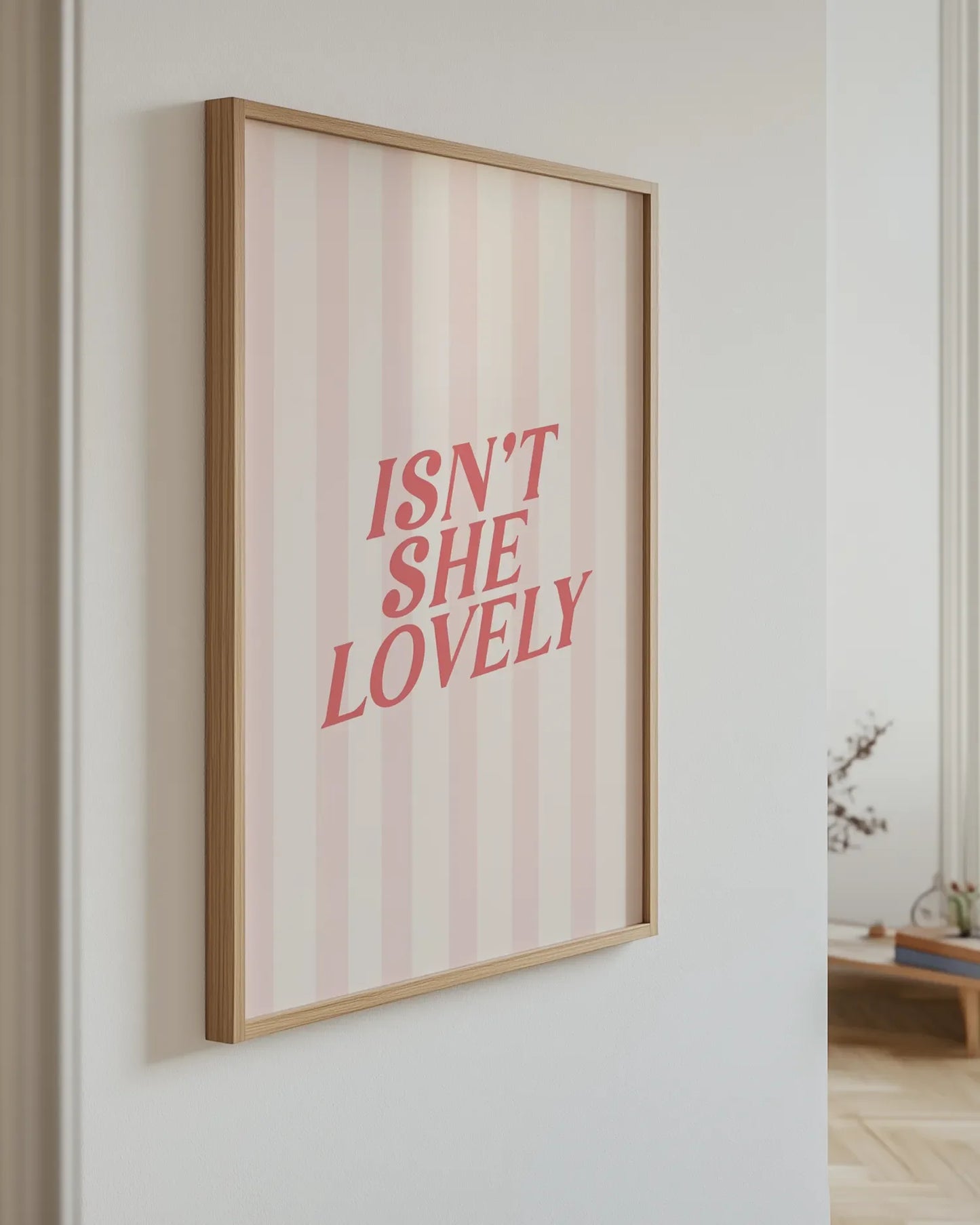 Inramad barntavla med romantiskt budskap upphängd på väggen och som en mjuk, kärleksfull detalj i barnrummets inredning.